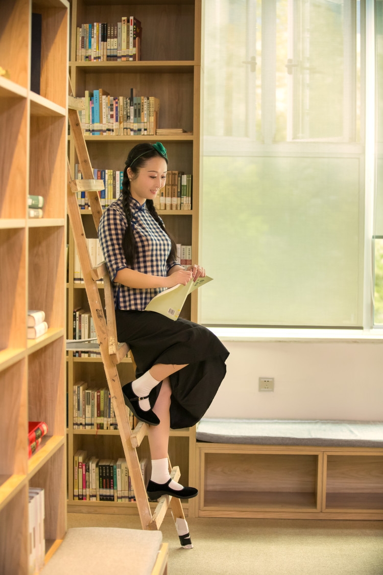 岁月又奈我何 一盏清茶在握 就听那西窗雨打花落 才子佳人   琳琅满目