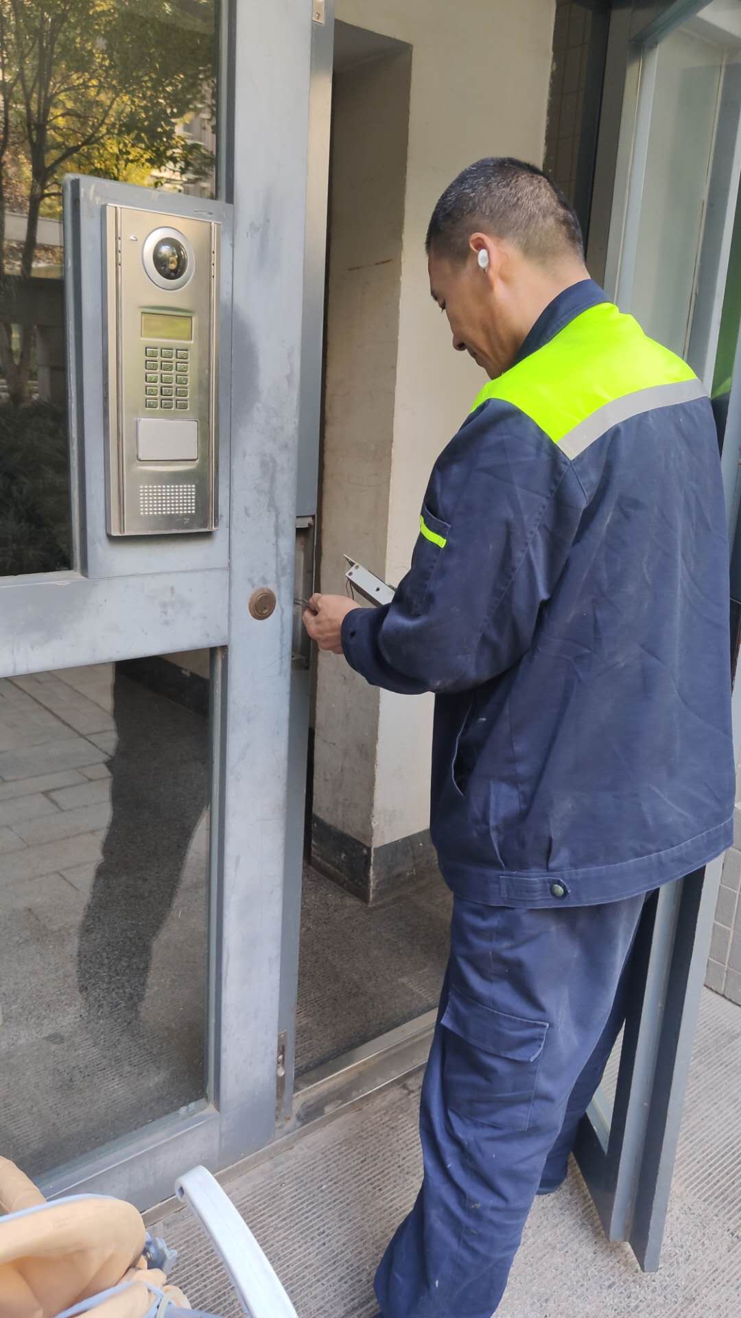 作为物业的维修师傅,不但要有专业的知识和技术,而且还要全能,哪里有