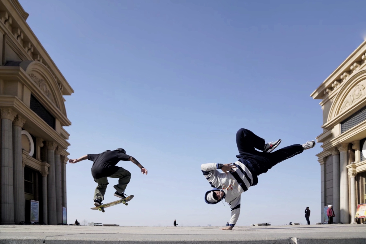 音乐风格而产生的多个不同种类的舞蹈的统称,最早的街舞舞种为locking