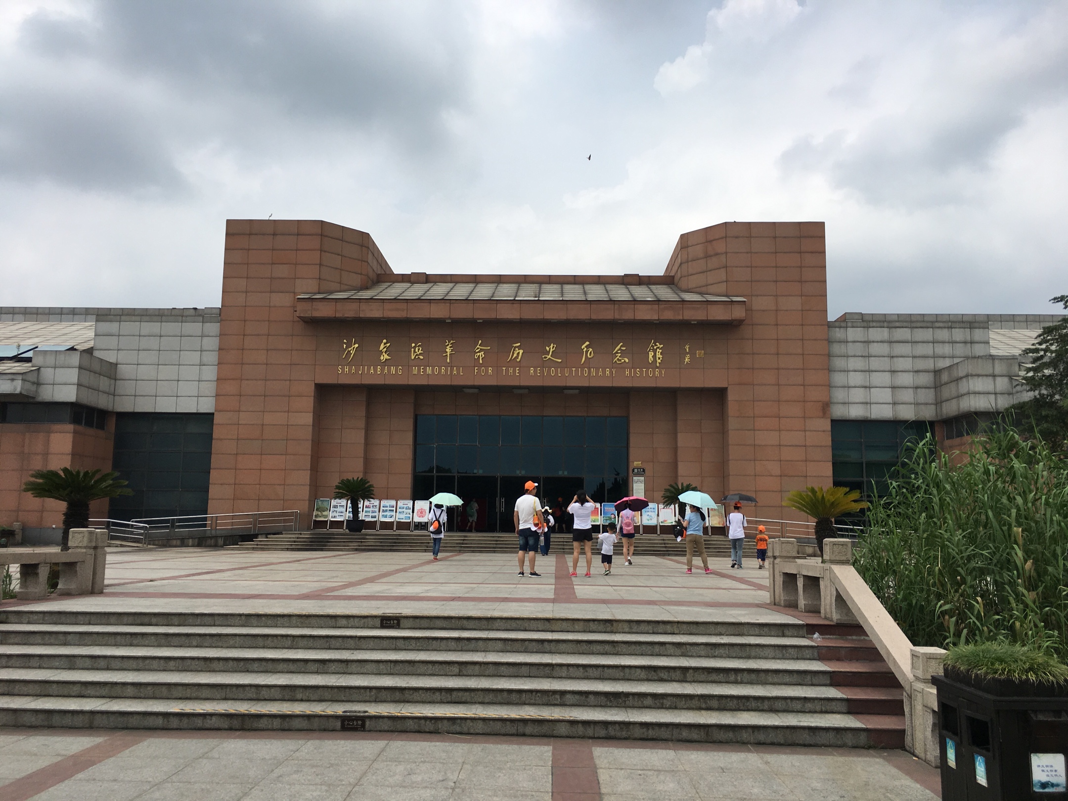 革命纪念馆前人头攒动,新生代党员迫切希望了解革命先烈当年抗日艰苦