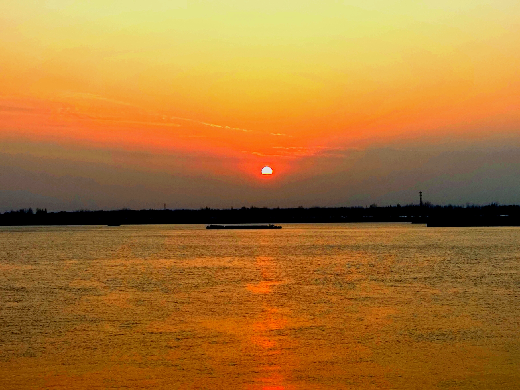 海上日出光芒四射,太陽的紅光,照在海水裡一片血紅,為了拍日出,早上五