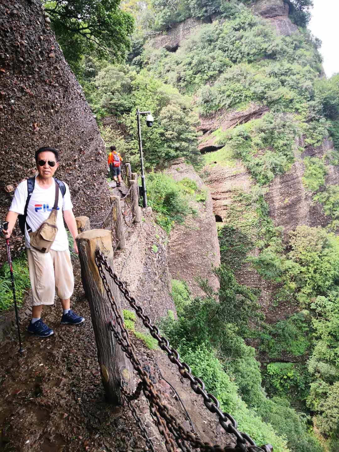 猿猱鳥道劍閣道,古關古道相呼應; 懸崖峭壁似利劍,其狀如門聳巒峰.