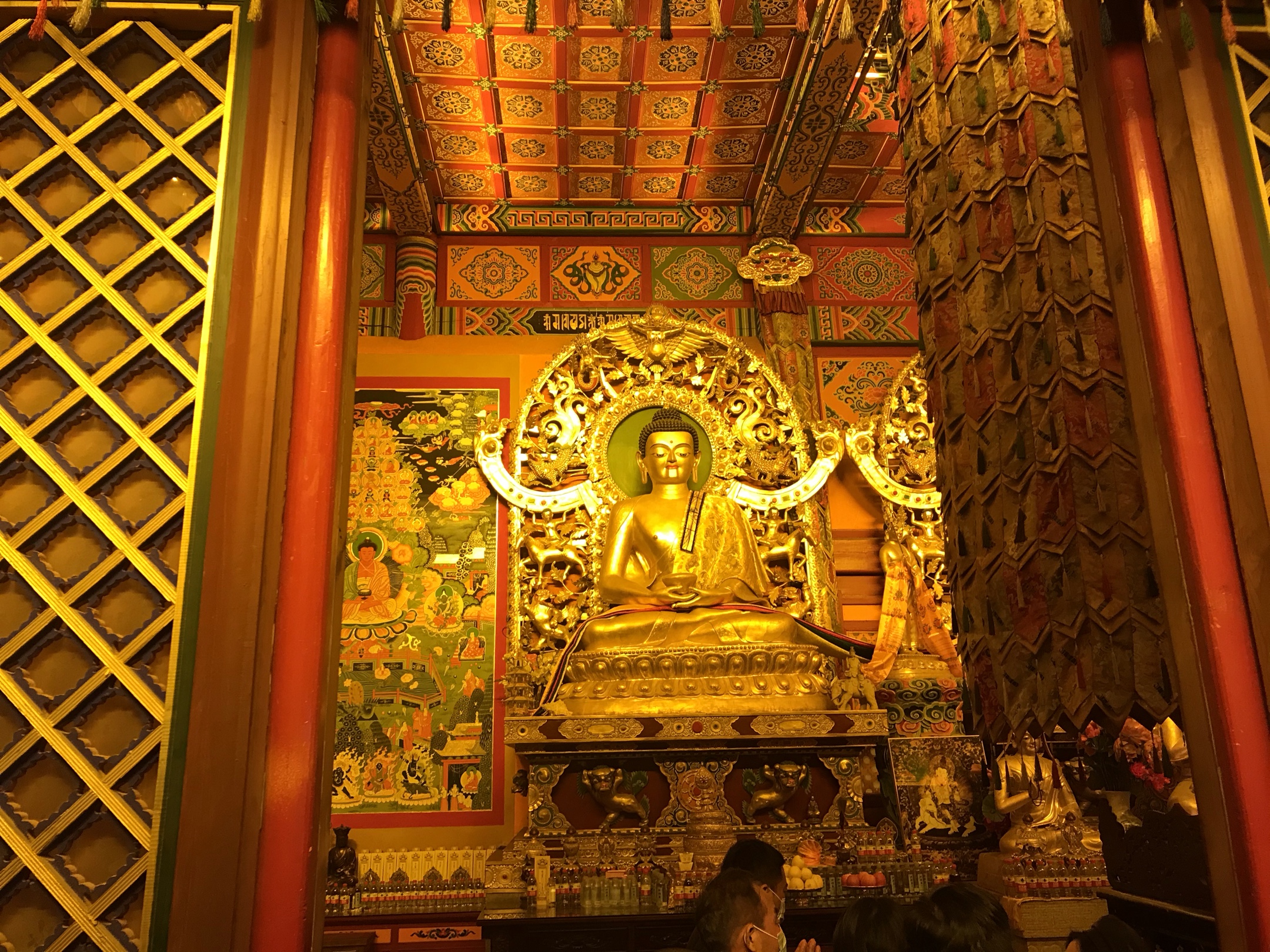 五台山上栖梦宿,夜游礼佛广化寺;金碧辉煌灯火明,香火旺盛人如织.