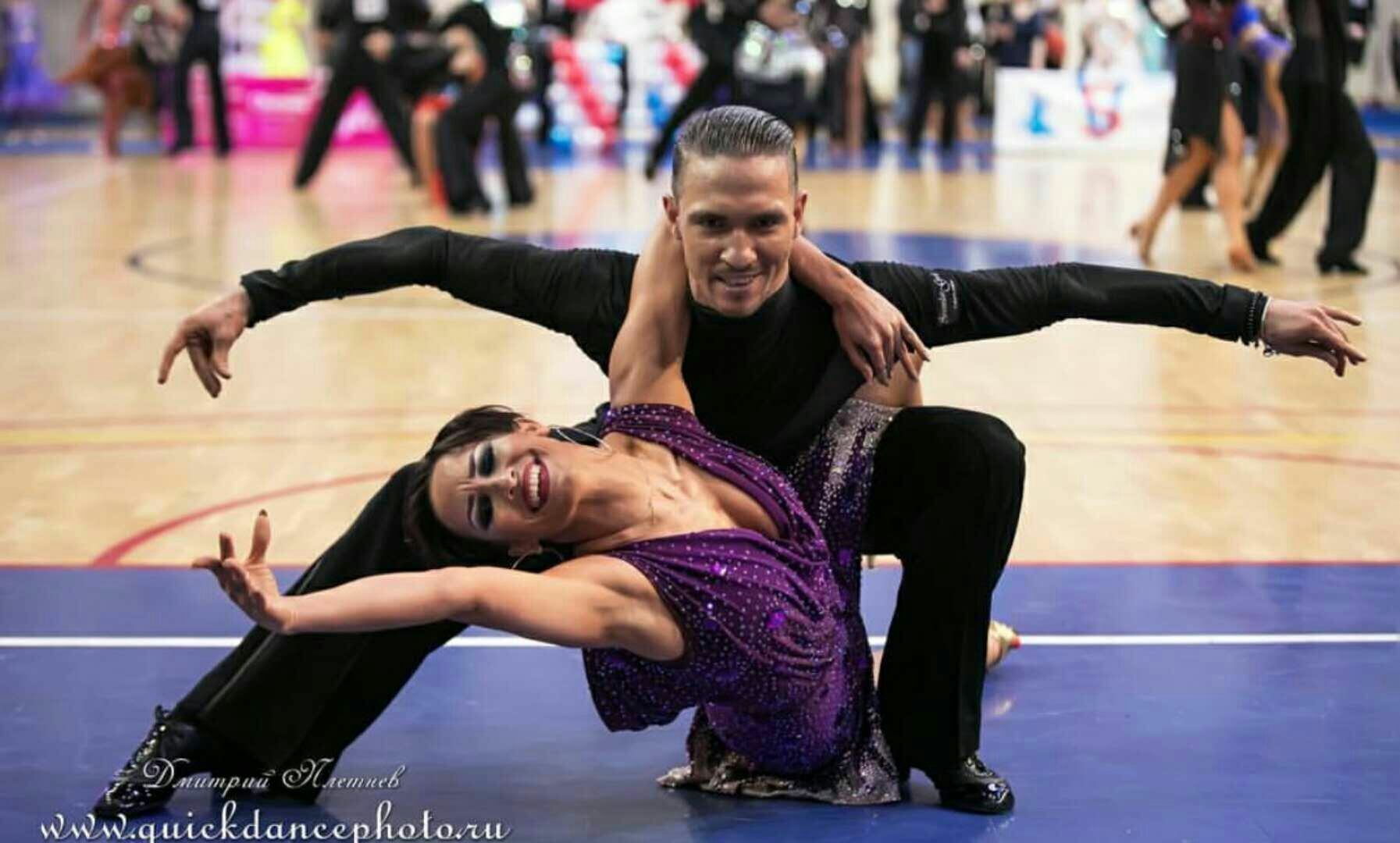 拉丁舞主要包括伦巴,恰恰,桑巴,斗牛舞,牛仔舞.