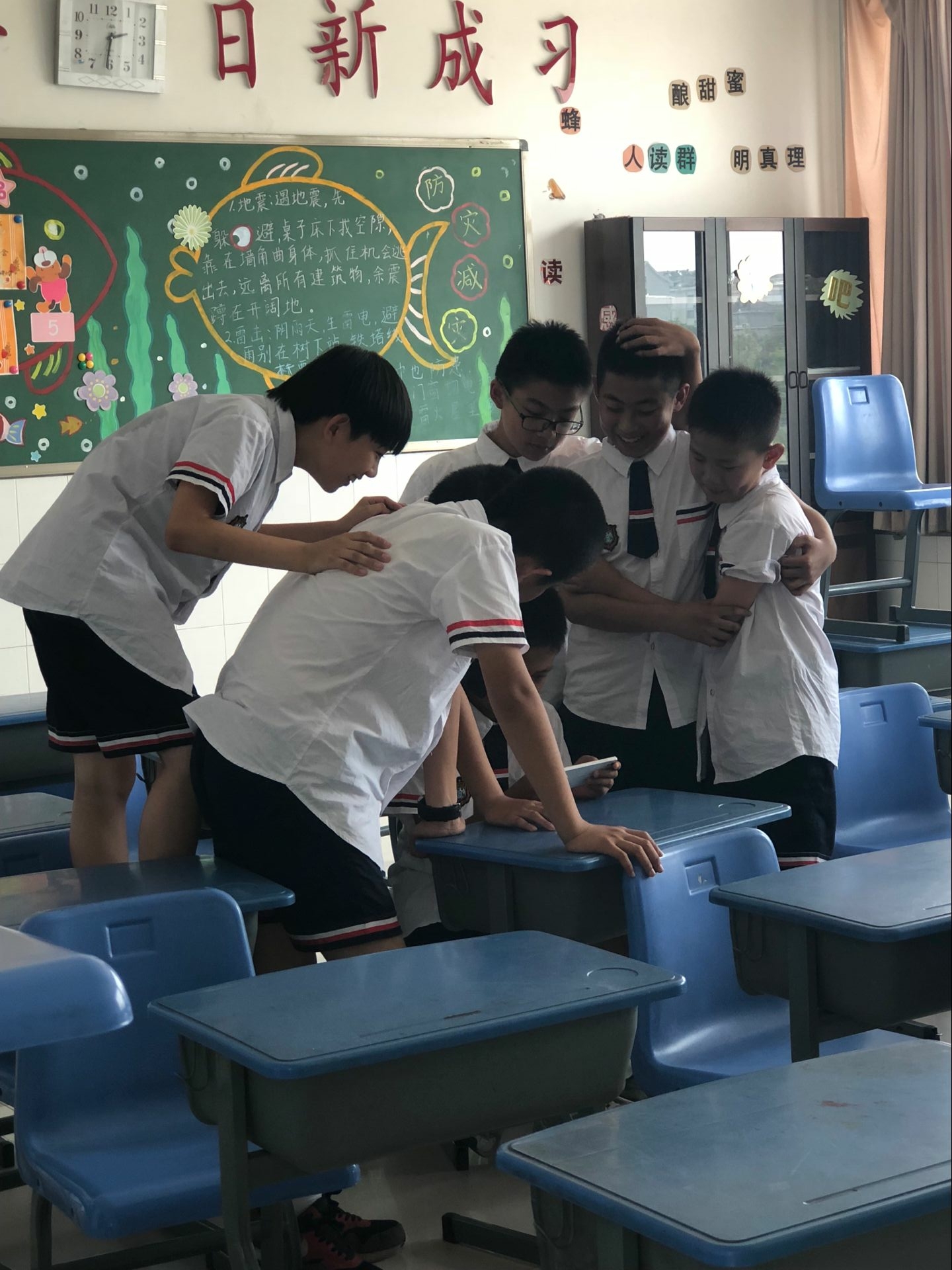 第三,感恩朋友和同学,就是身处朋友和同学之中,互帮互助,团结友爱