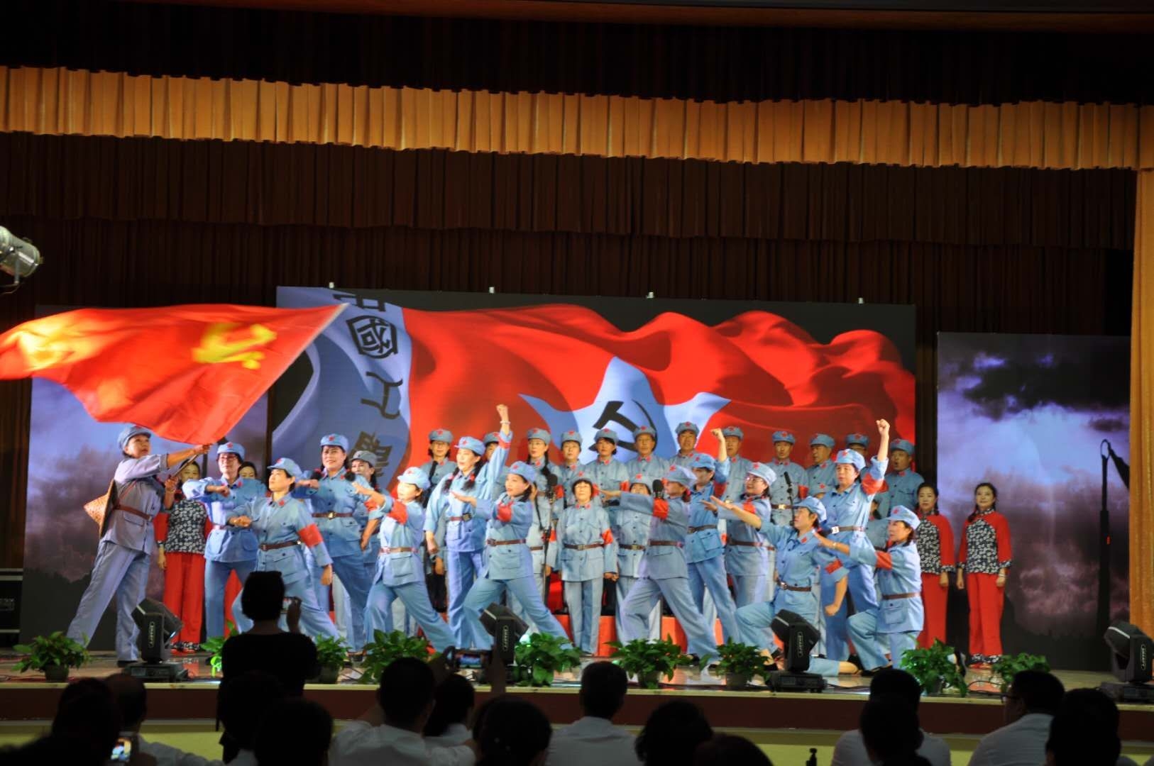 七一庆祝党的生日市委多功能舞台演出留影和八一军民联欢83师舞台演出