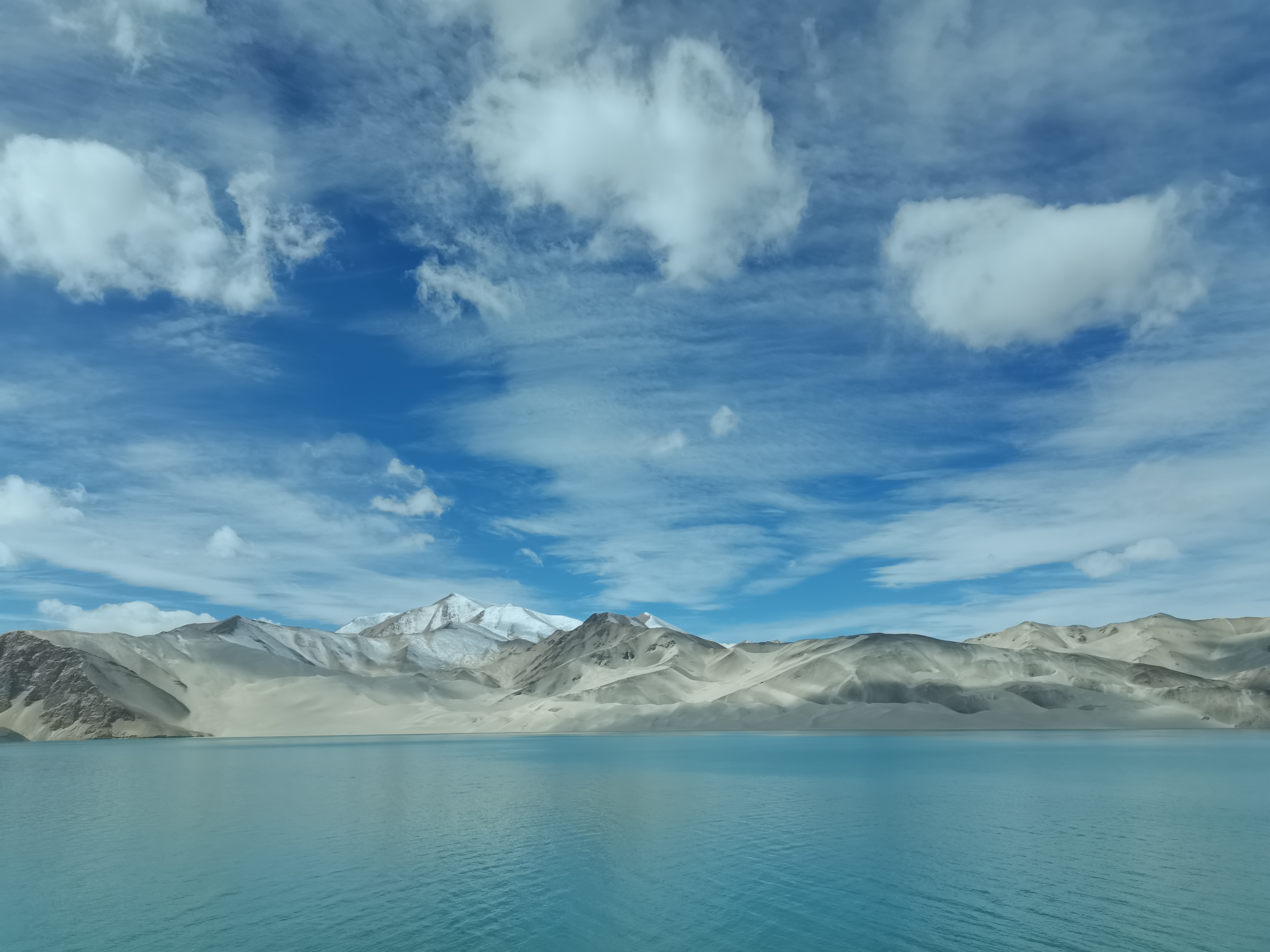 白沙湖湖面海拔3290米,白沙湖承接了东帕米尔高原的雪山融水,背