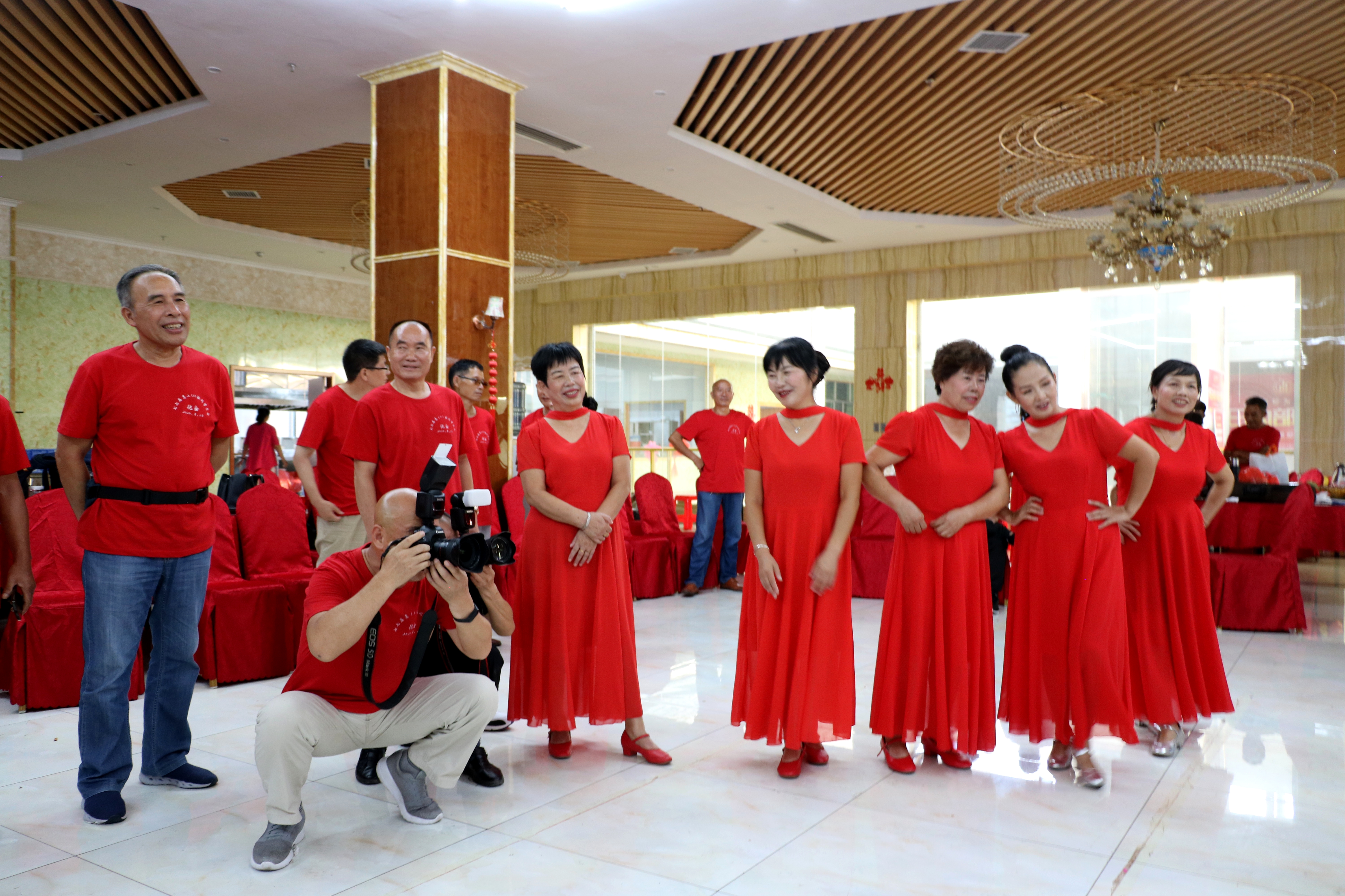 告别今宵,告别今宵,无论新友与故交,明年春来再相邀,青山在人未老,人