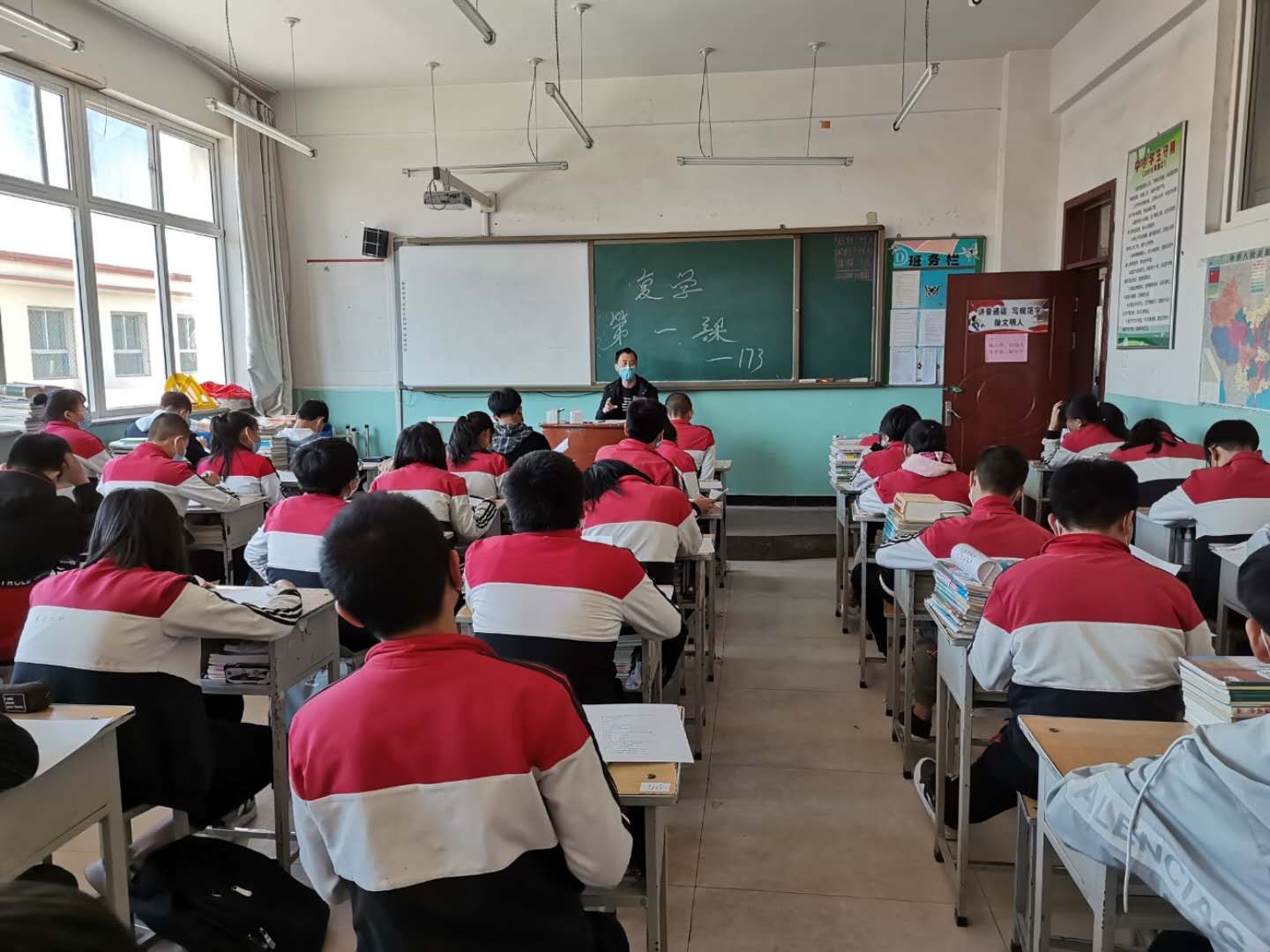 原平市东社镇中学初三开学了.