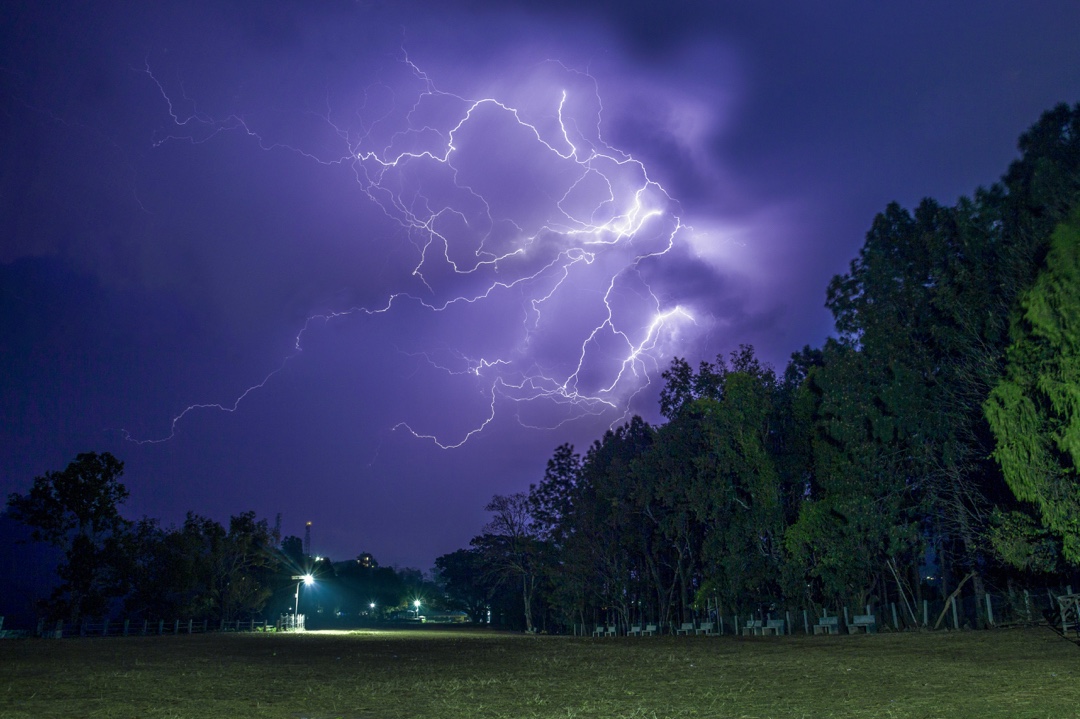 在大自然中—— 欣賞銀河星軌閃電 感受夜空氣象萬千