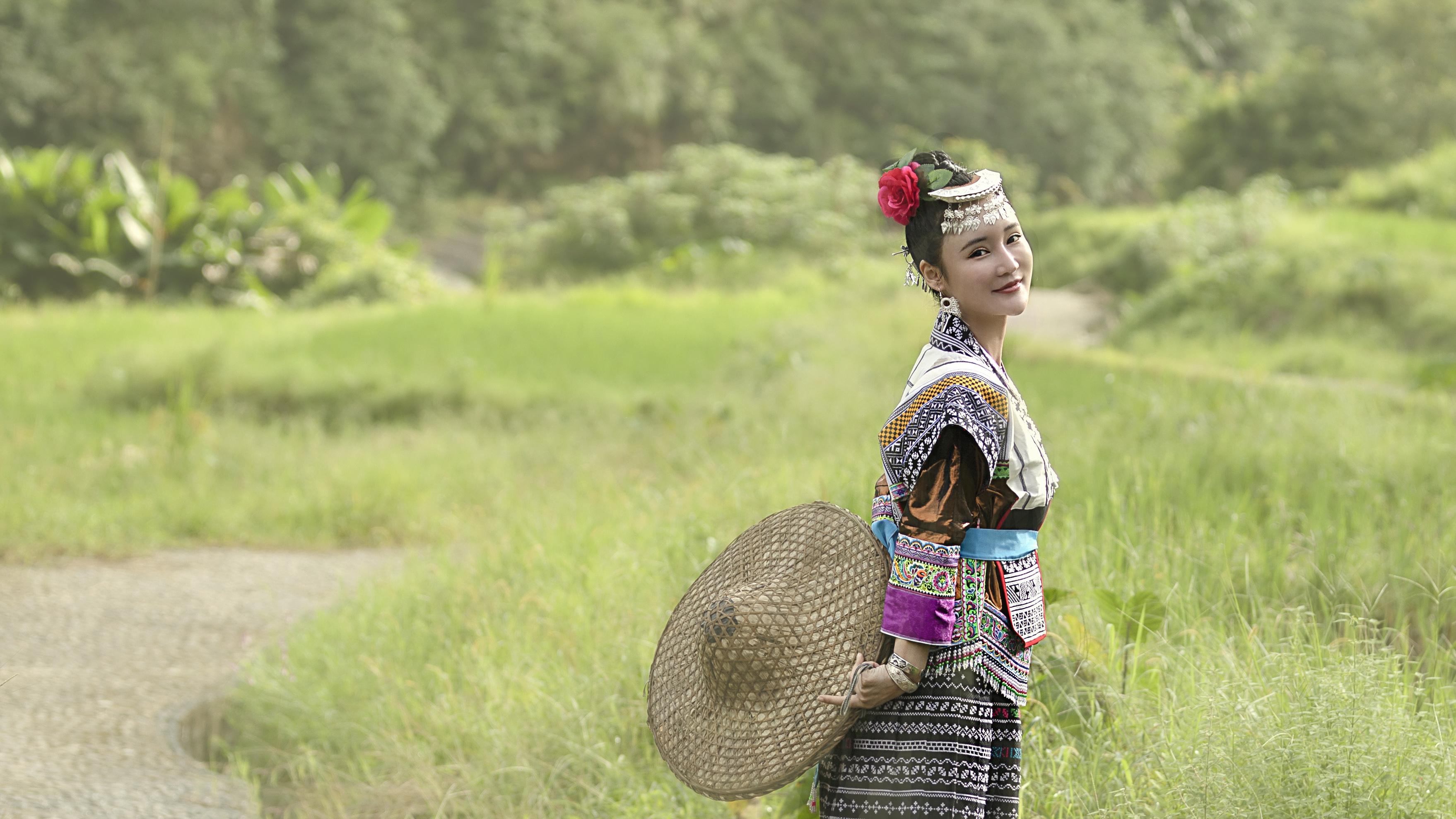 瑶族女孩写真图片