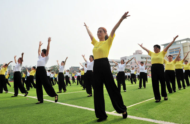 喧嚣广场鞍马稀 往日今时歌伴舞 今宵良辰万籁寂 特别声明:本文观点仅