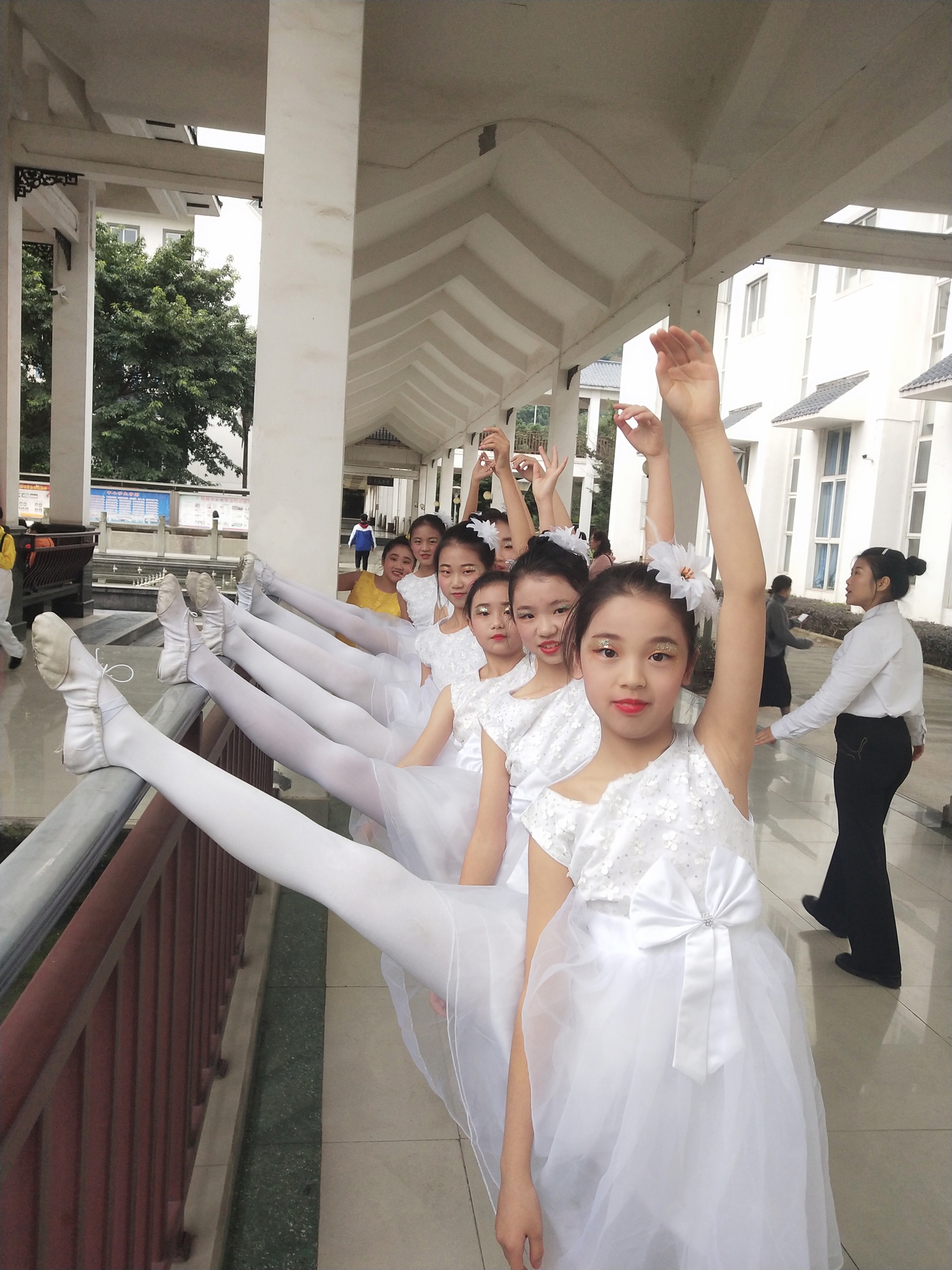 云天化中学第九届艺术周小学部2014级2班歌伴舞《仰望五星红旗》