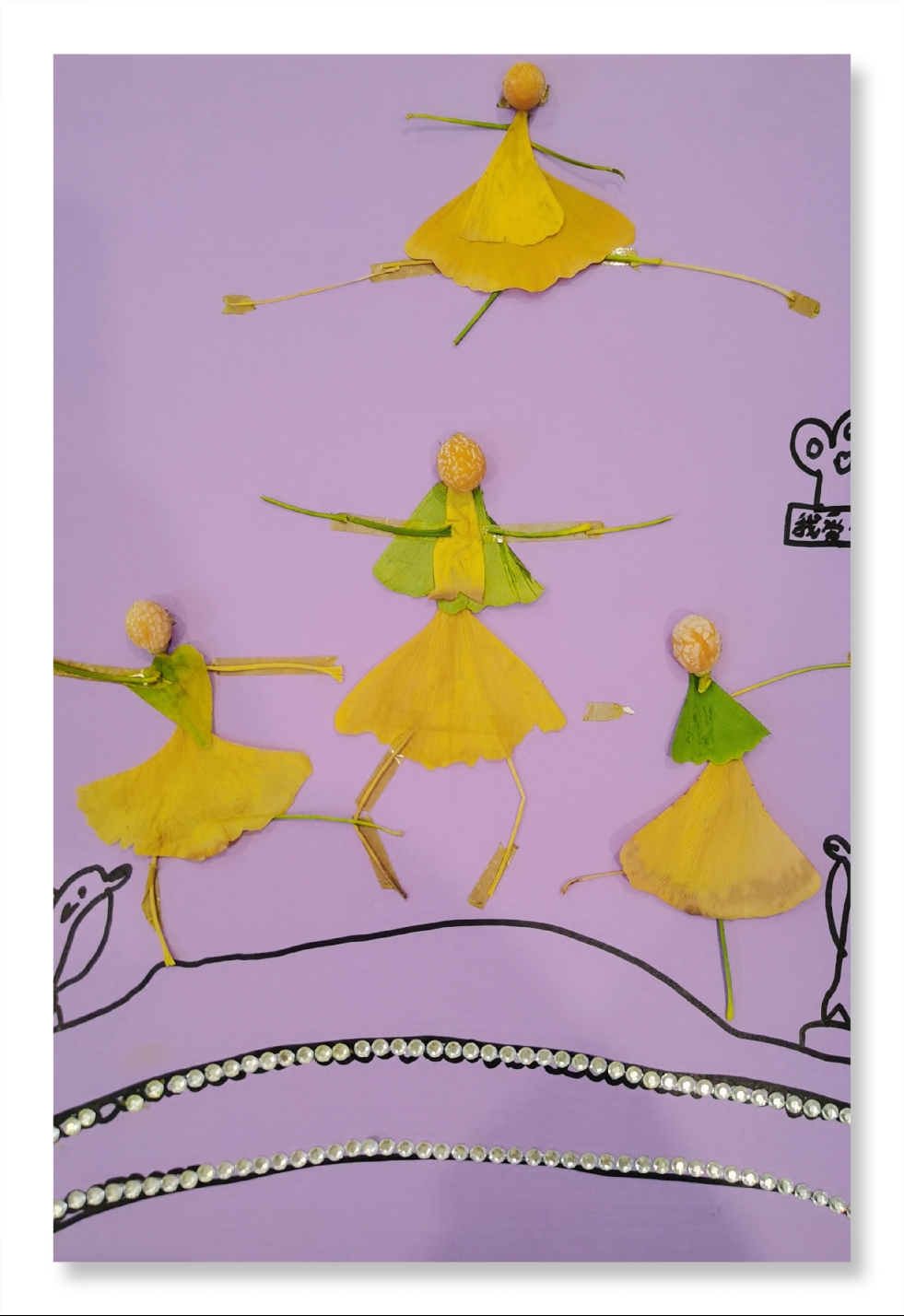 孩子们在老师的引导下用银杏叶制作小蝴蝶,剪裁,拼贴出舞动的