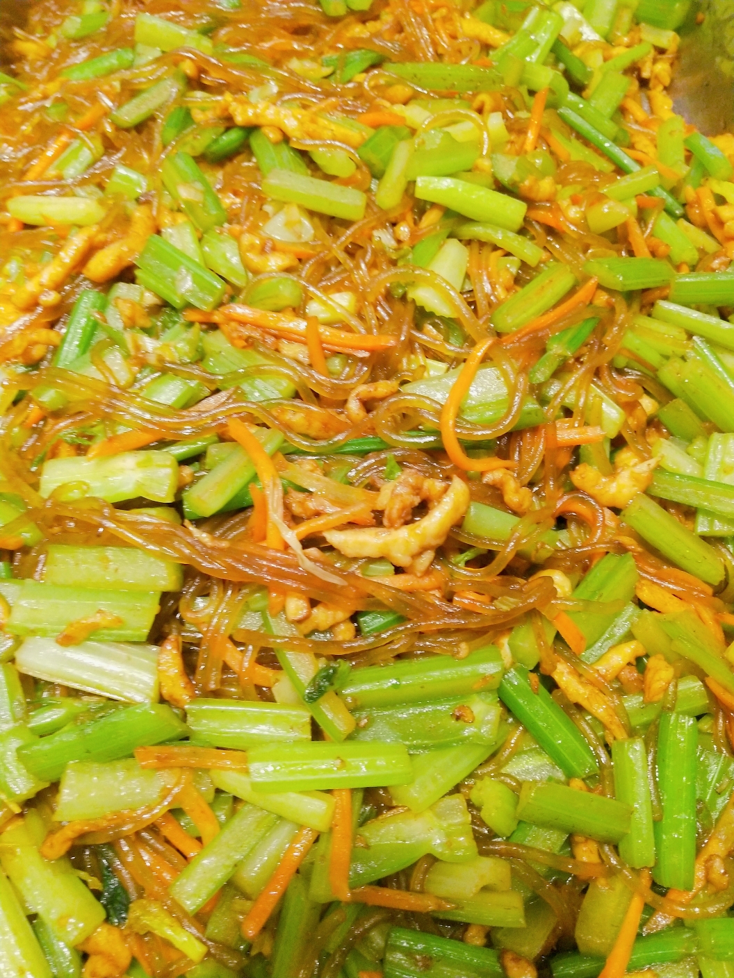 芹菜肉丝炒粉条 制作人:王月涛