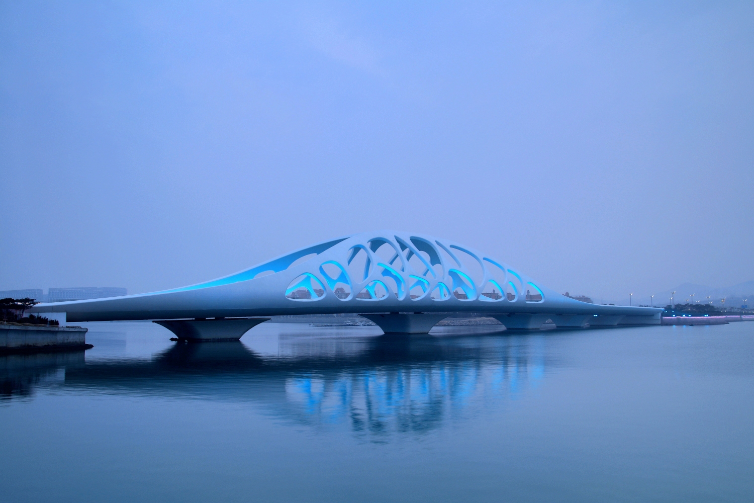 《我的春天珊瑚贝桥》青岛西海岸新区东方影都星光岛之华灯初上 惊艳