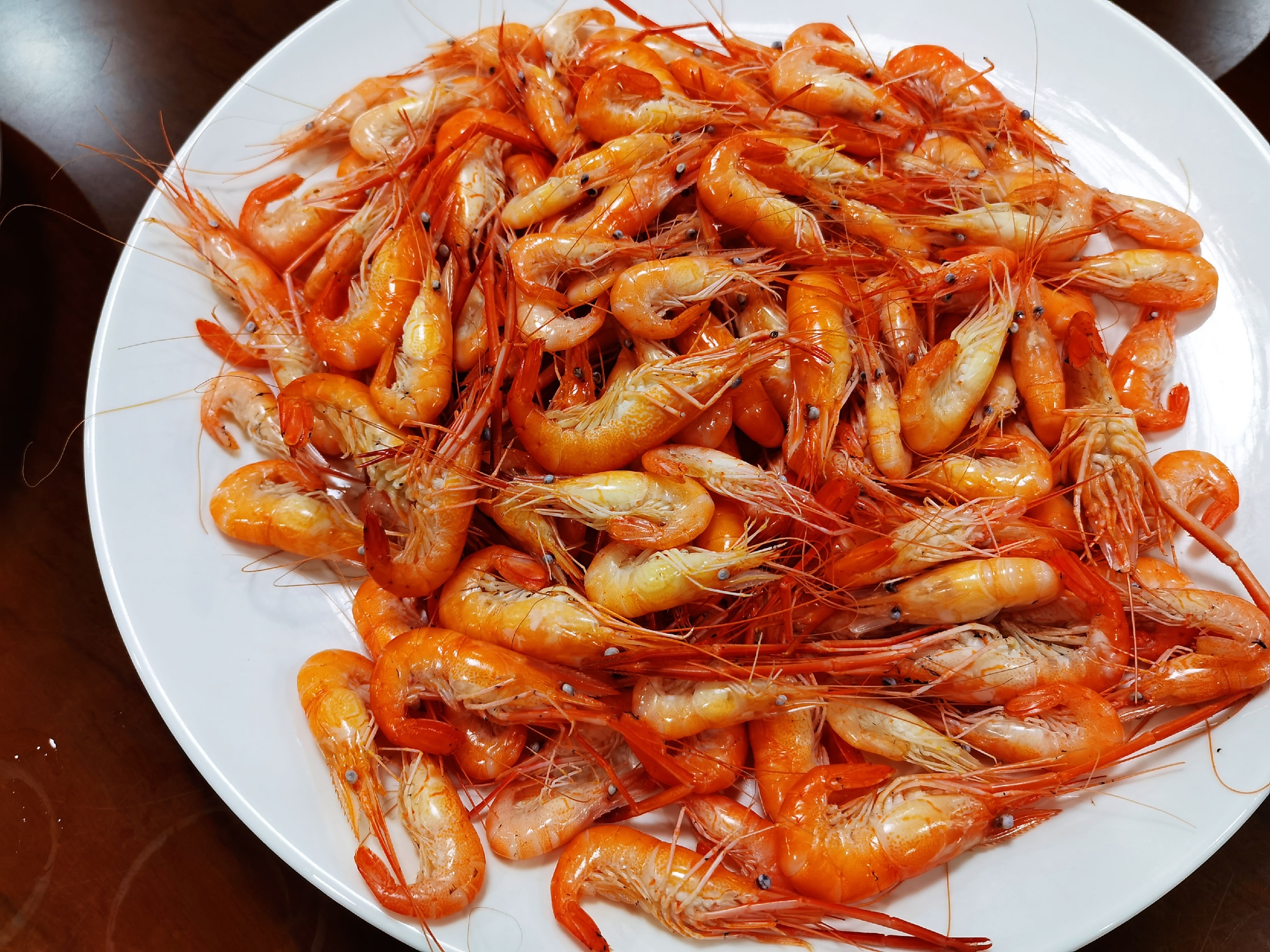 早上刚从北江上打捞上来的新鲜河虾,不用加任何调料,味道清甜可口.