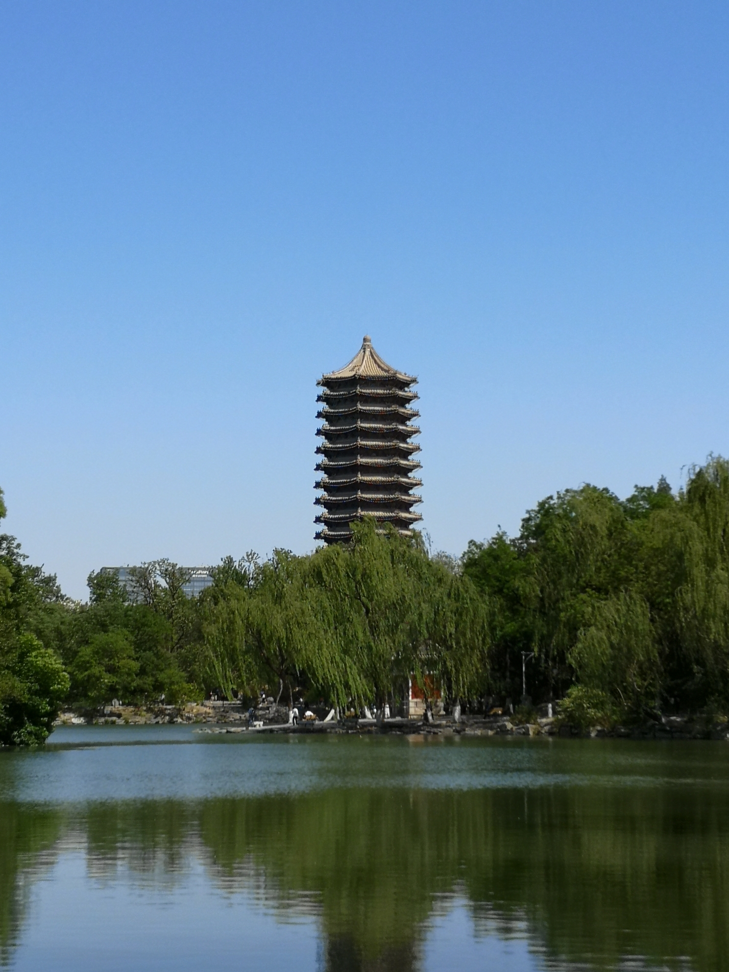 林明大哥告诉我,博雅塔原是校园供水的水塔,它在未名湖中的倩影多