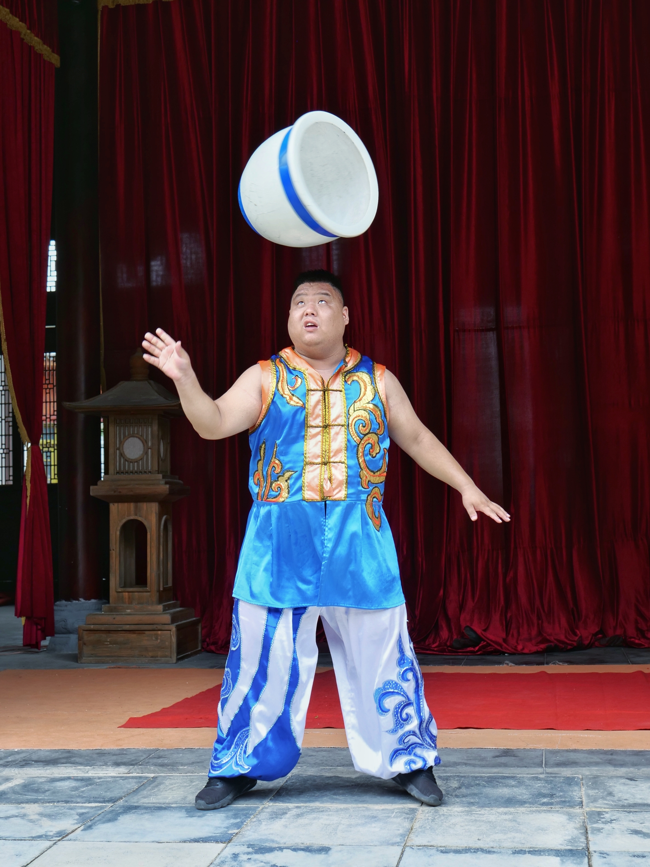 浙江湖州行杂技观赏1顶缸