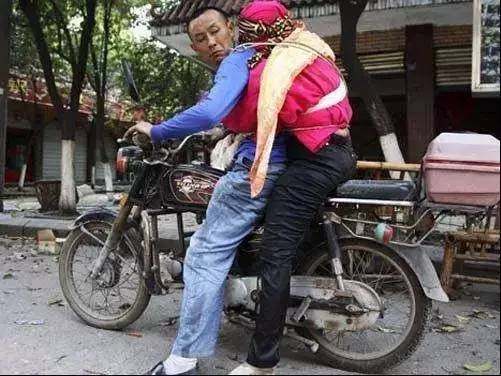 12汶川地震中的恩爱夫妻                 谁说男人无情无义 谁说男人