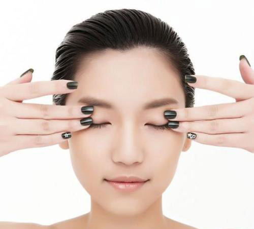 4,按摩改善眼部疲劳