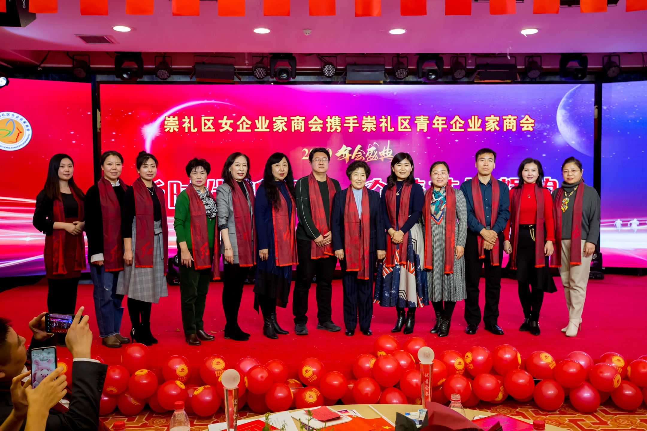 崇礼区领导与张家口女企商会领导班子合影留念