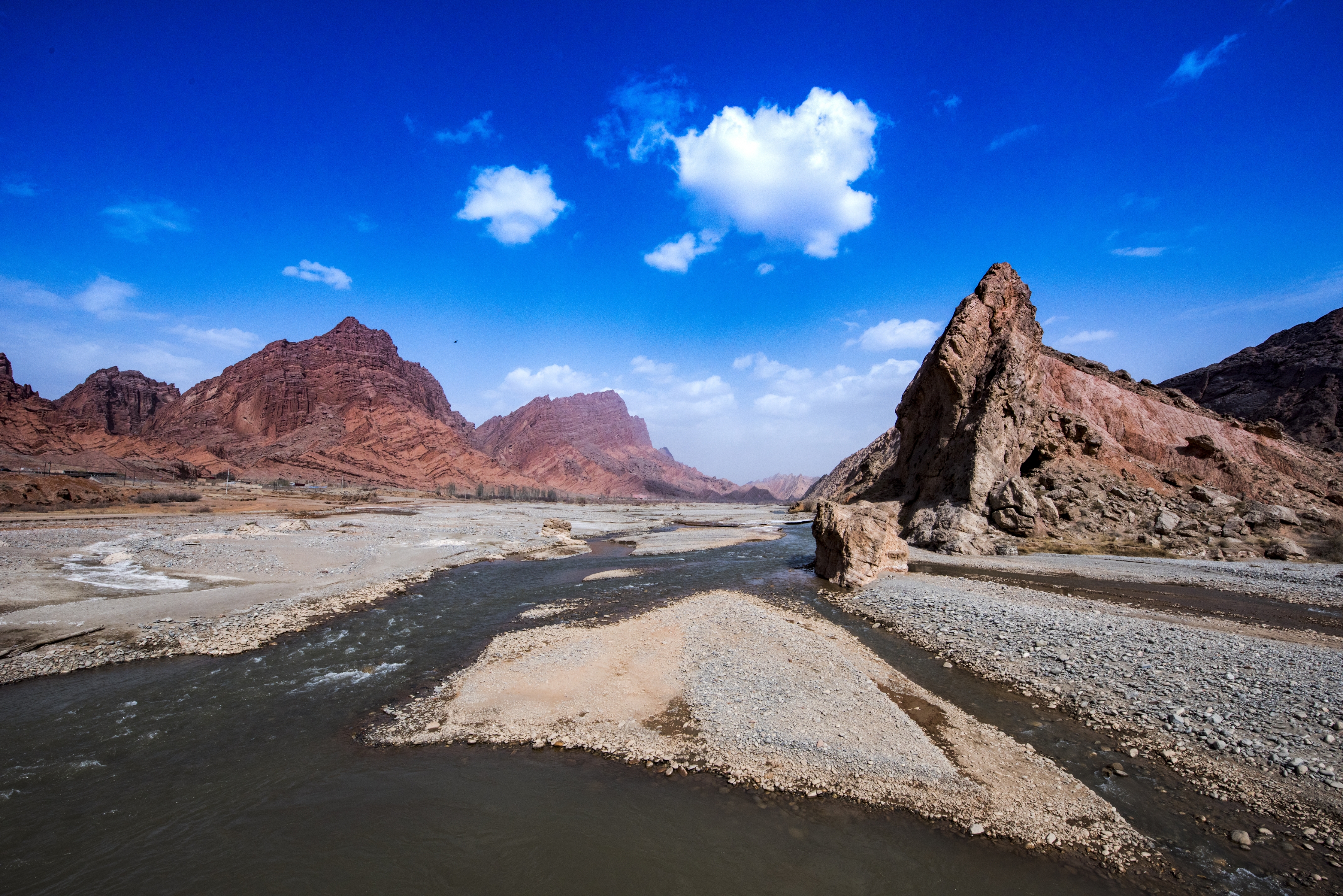 焰火般的库车大峡谷