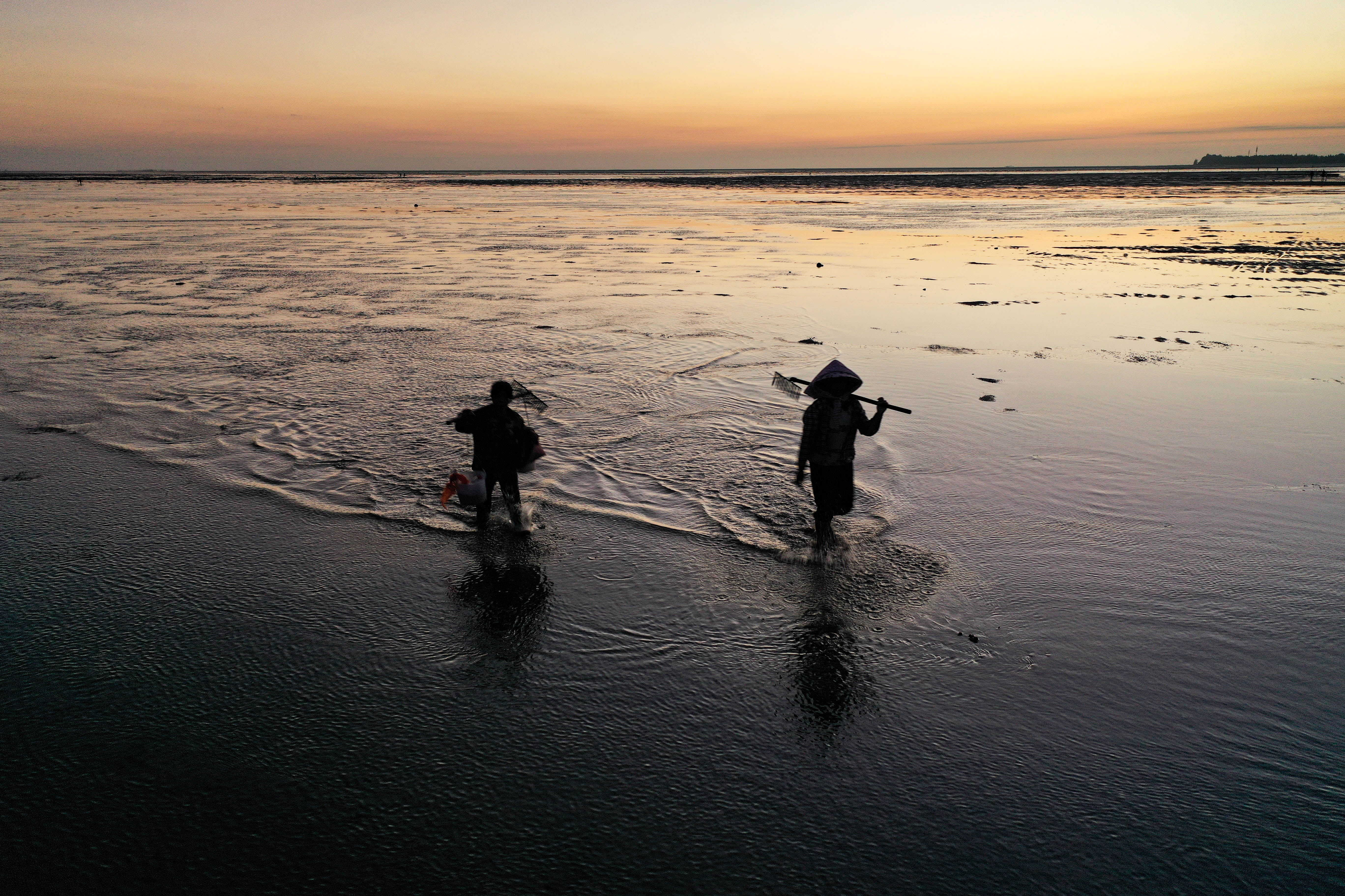 本片拍摄于2020年11月20号.日落西山时渔民们赶海归来时的景象.