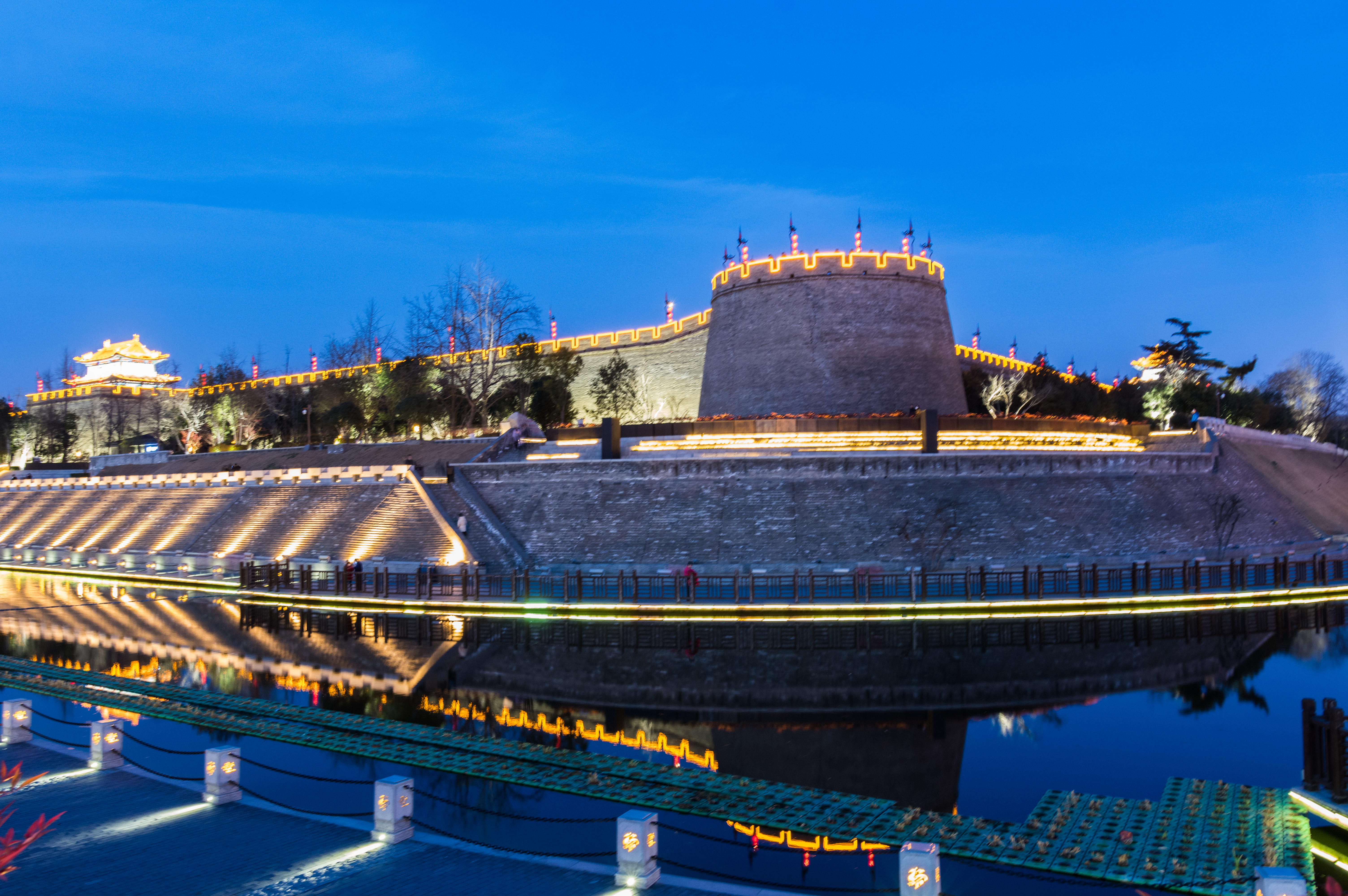 首发西安西南城角灯光秀