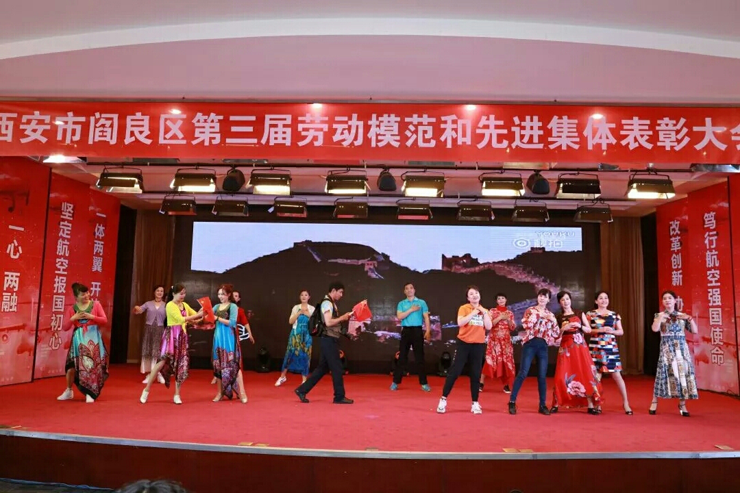 刘占武老师现场互动全体合唱《我和我的祖国》将活动推向高潮,圆满