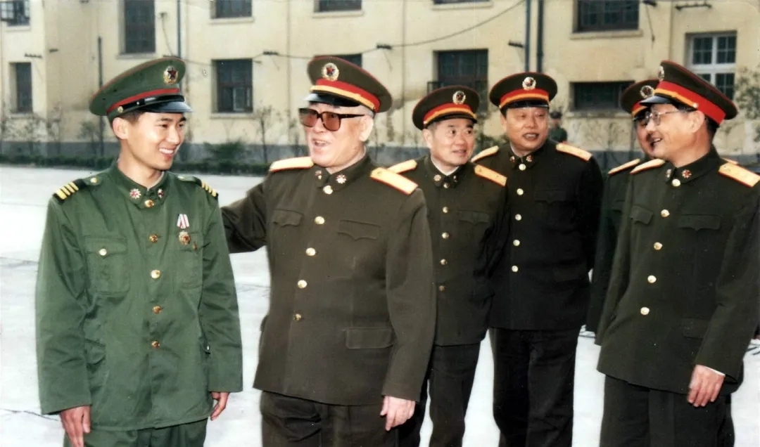 从水火英雄到雷锋部长记南京东路街道优秀退役军人许永楠