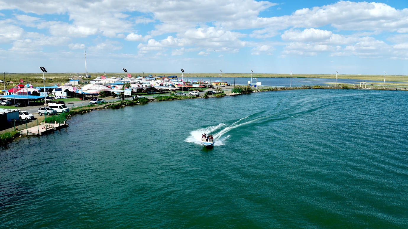 格尔木《美丽的.金鱼湖》