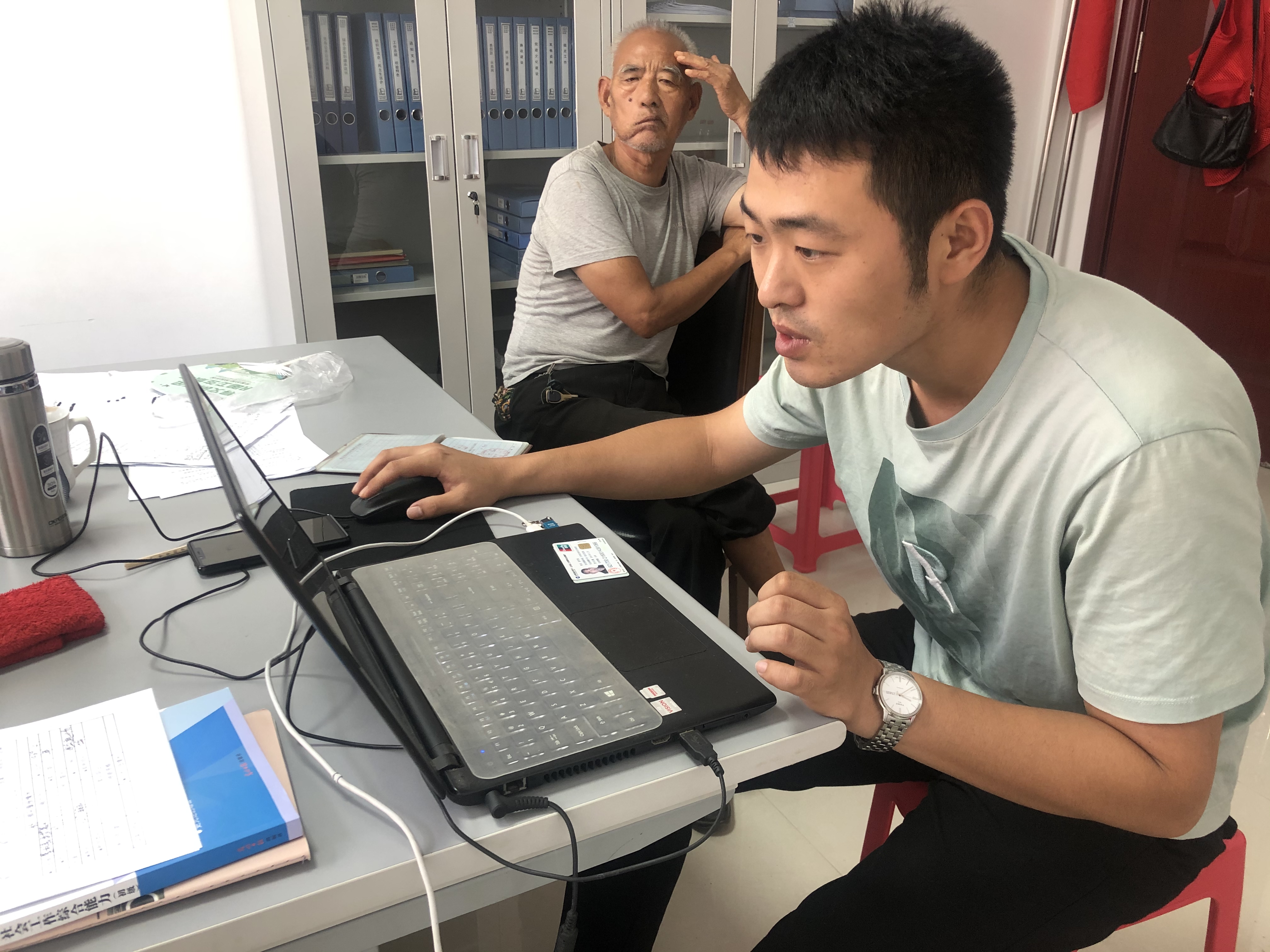 社区工作人员为退役军人采集信息