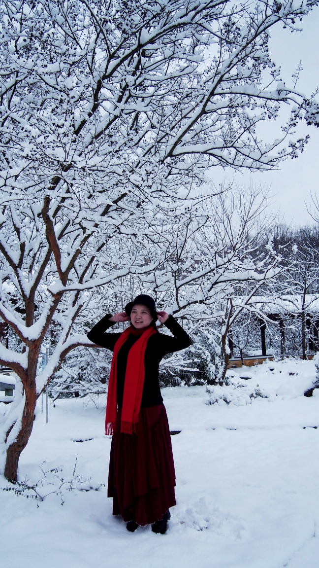 椒陵白雪笔峰飘,屏山翠竹美女笑.春逢佳节兴趣狂,不畏冬寒雪中俏!