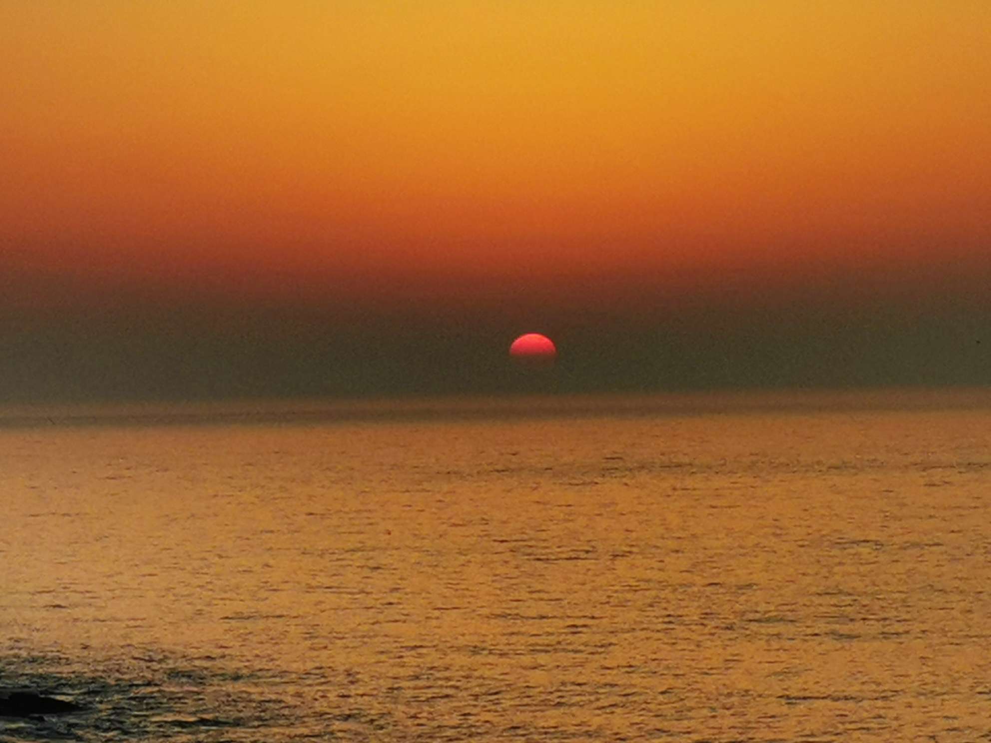 海上日出的景象图片