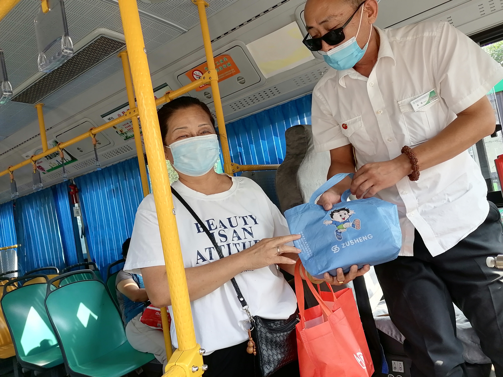 好人好事:        107驾驶员捡到乘客遗留物品,已归还,失主非常感谢.