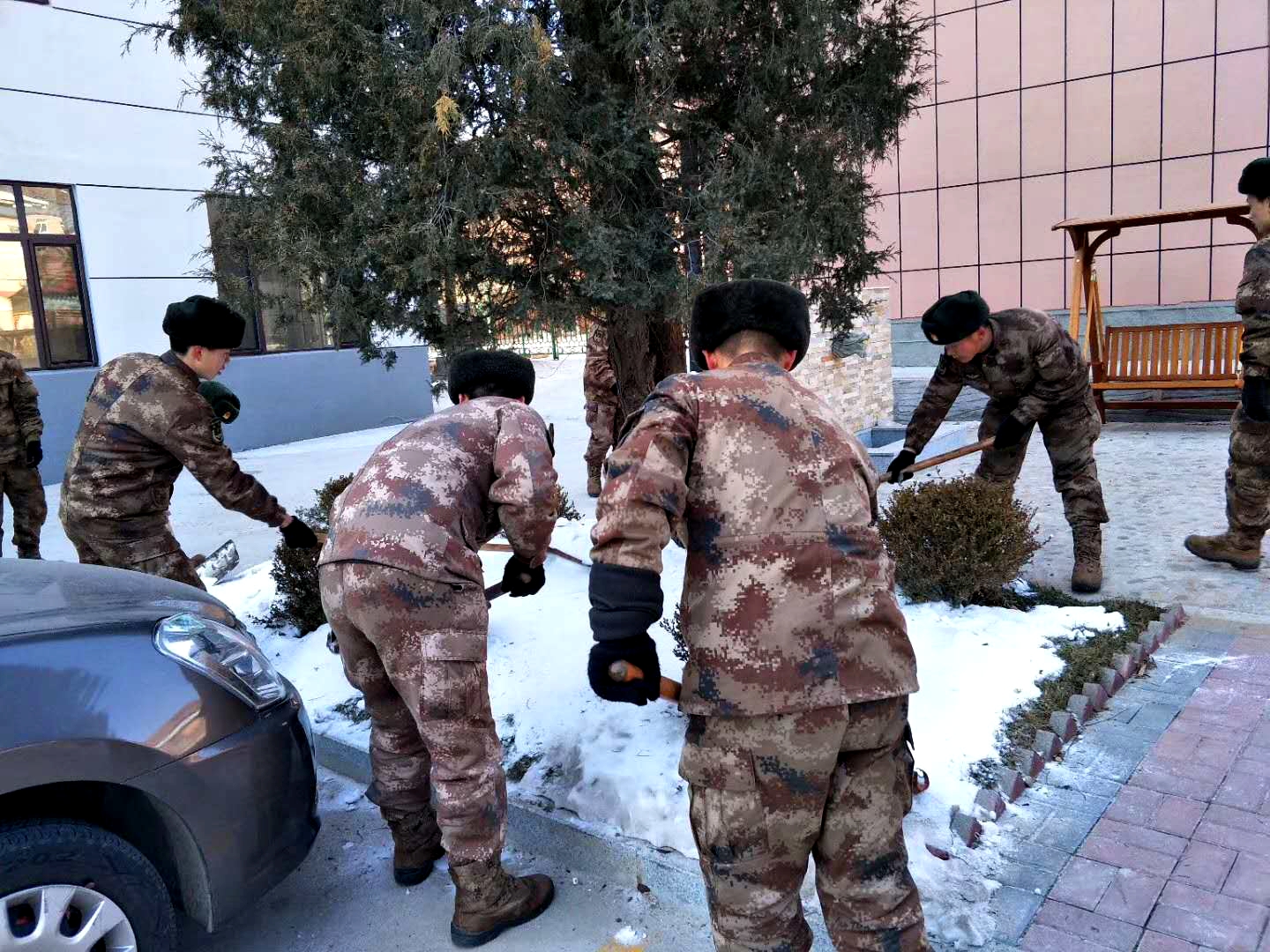 春节前夕,驻军65735部队一营官兵,带着节日慰问品来到五龙背敬老院