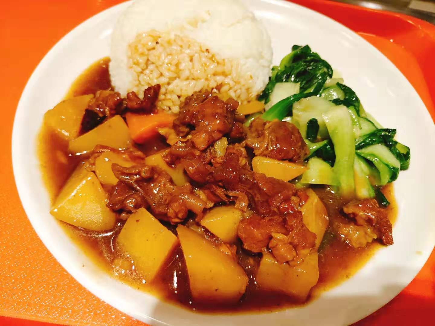 红烧牛肉盖饭 制作人:庞辉辉