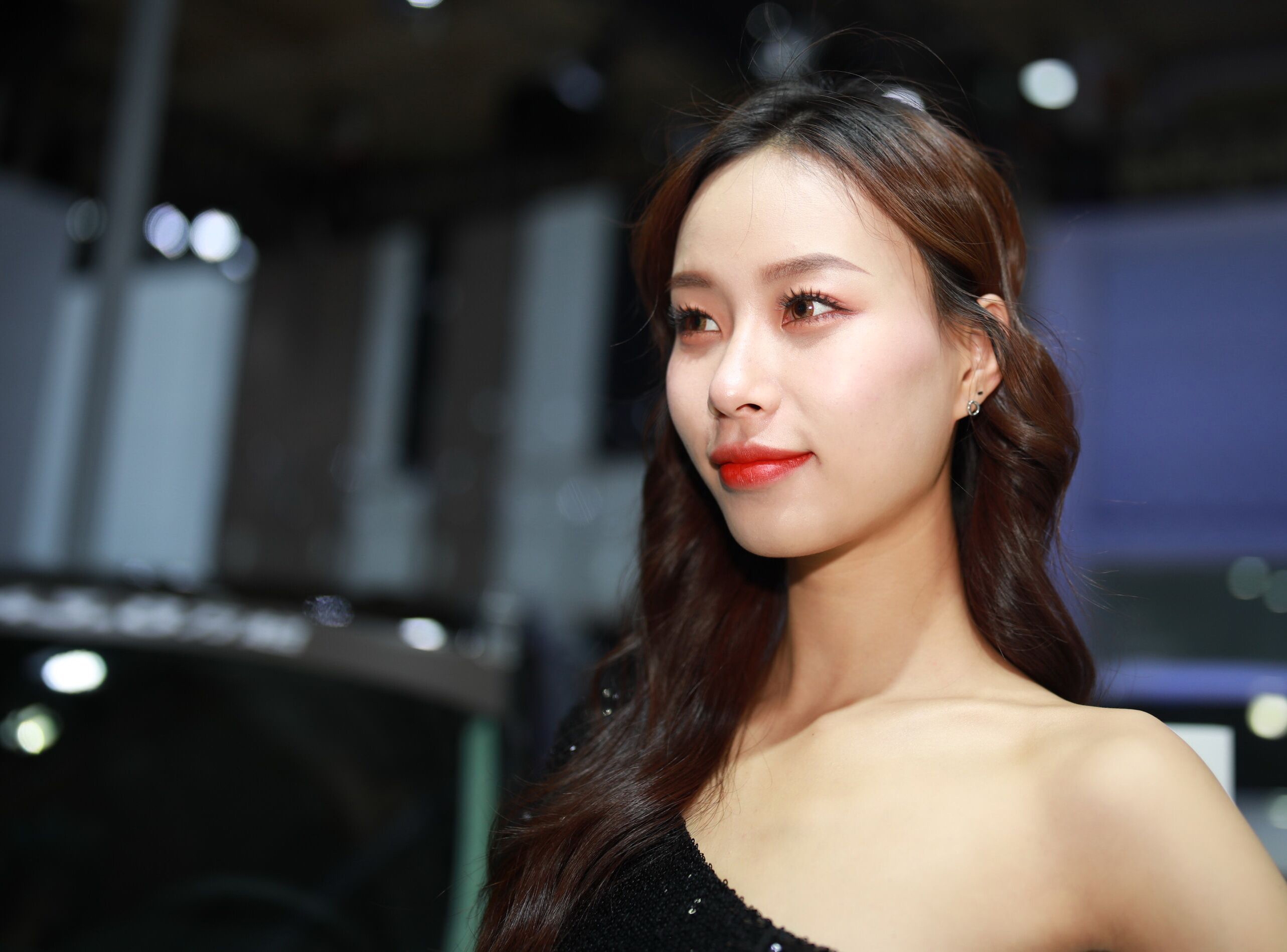 靓25届大连2020国际汽车展览会上的车模vv首发