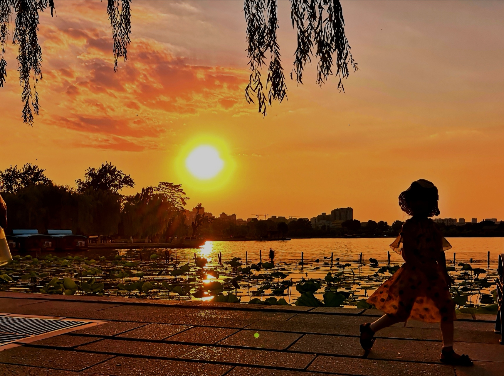 小朋友在晚霞美的瞬间玩的好开心