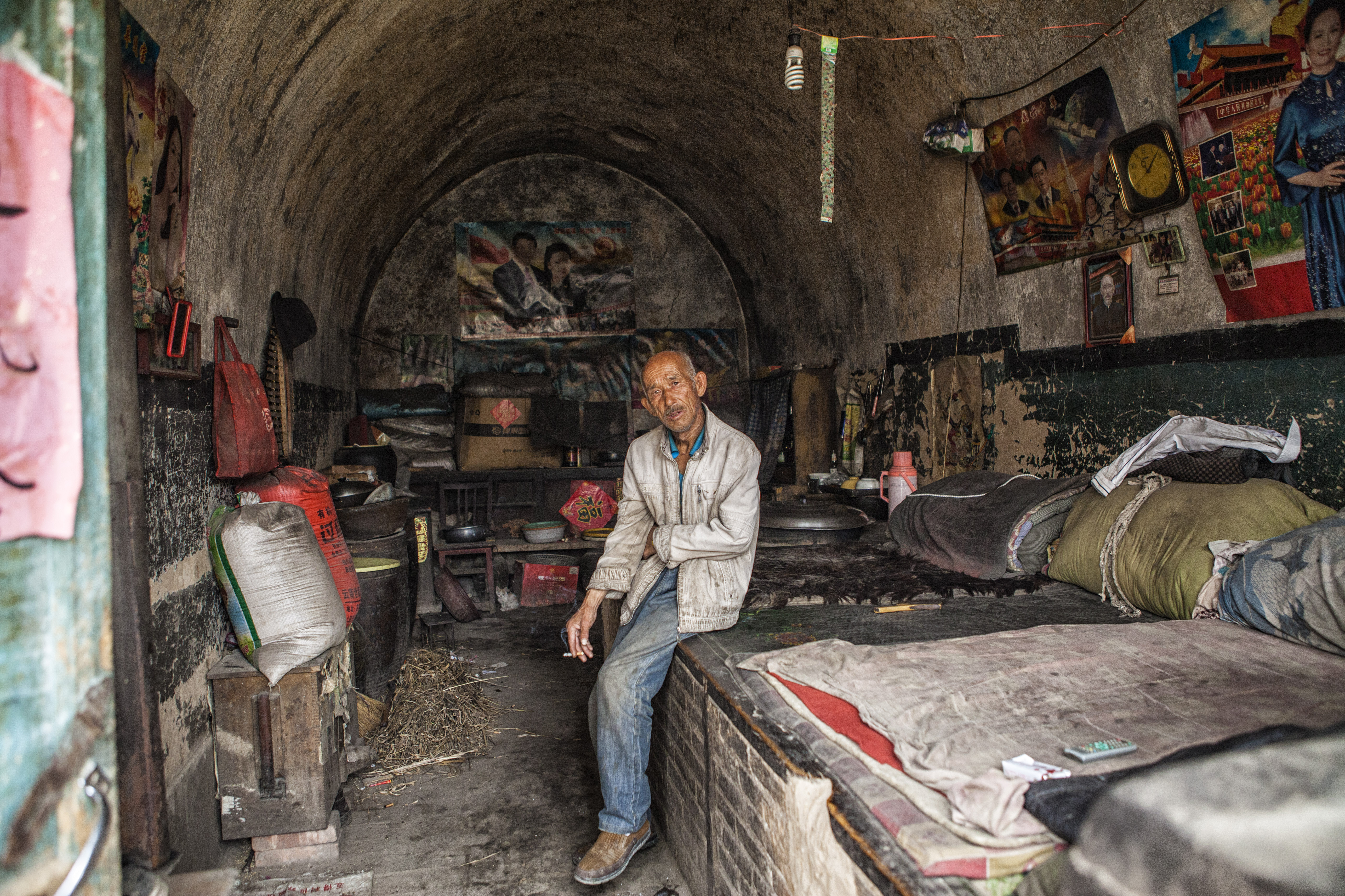 来到一家只有一个聋哑人的窑洞里,看着这个场面,我的心里五味杂陈.