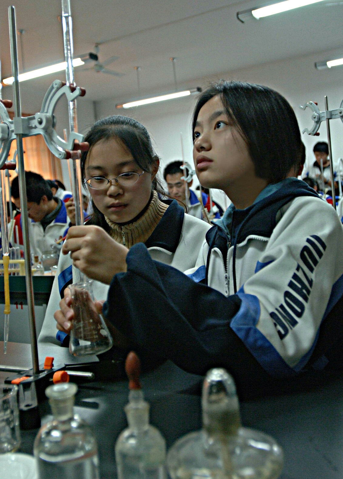 北京九中学生在做化学实验