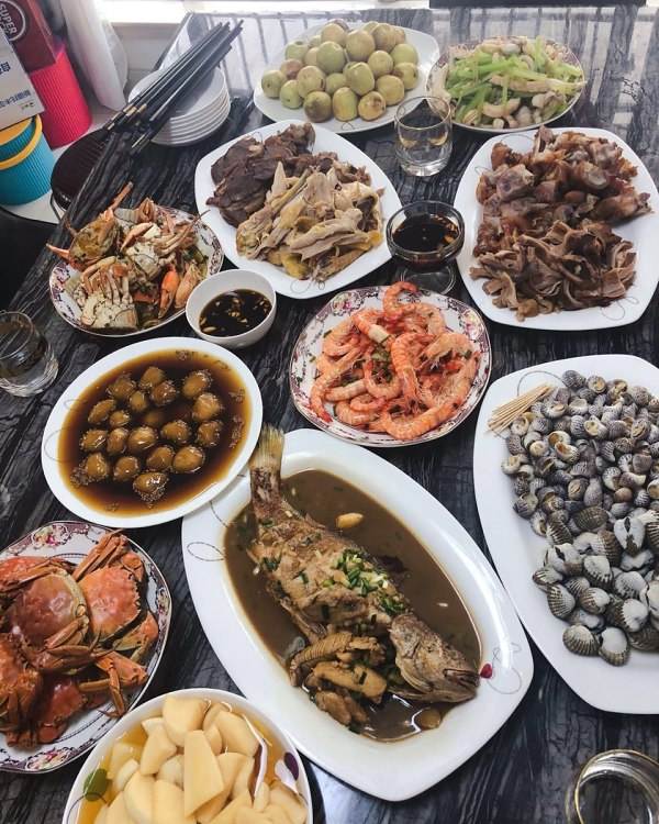 这一桌饭菜代表着全家人团团圆圆.