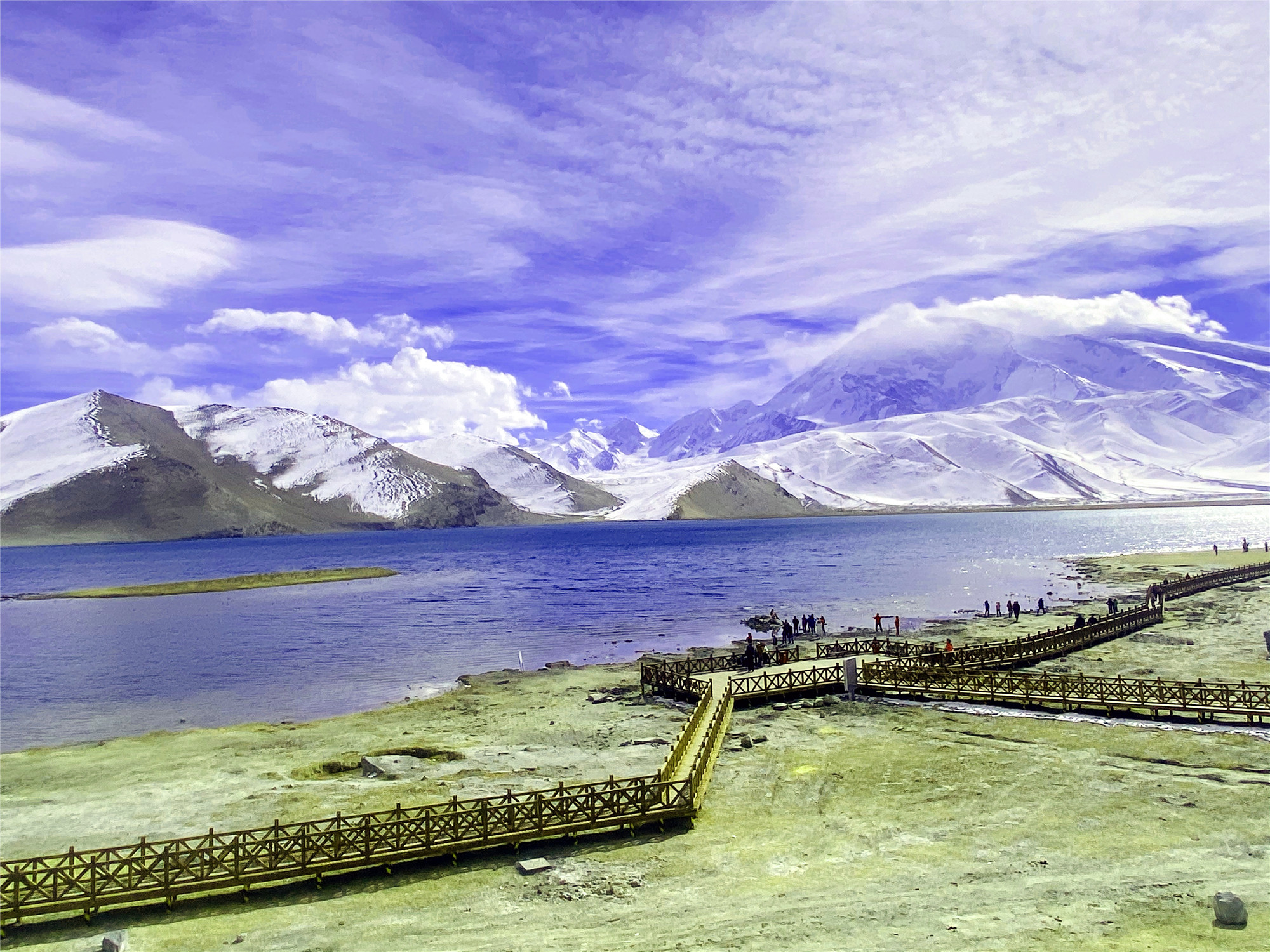 喀拉库勒湖是高原湖泊,与布伦库勒湖同处阿克陶县帕米尔高原上布伦口