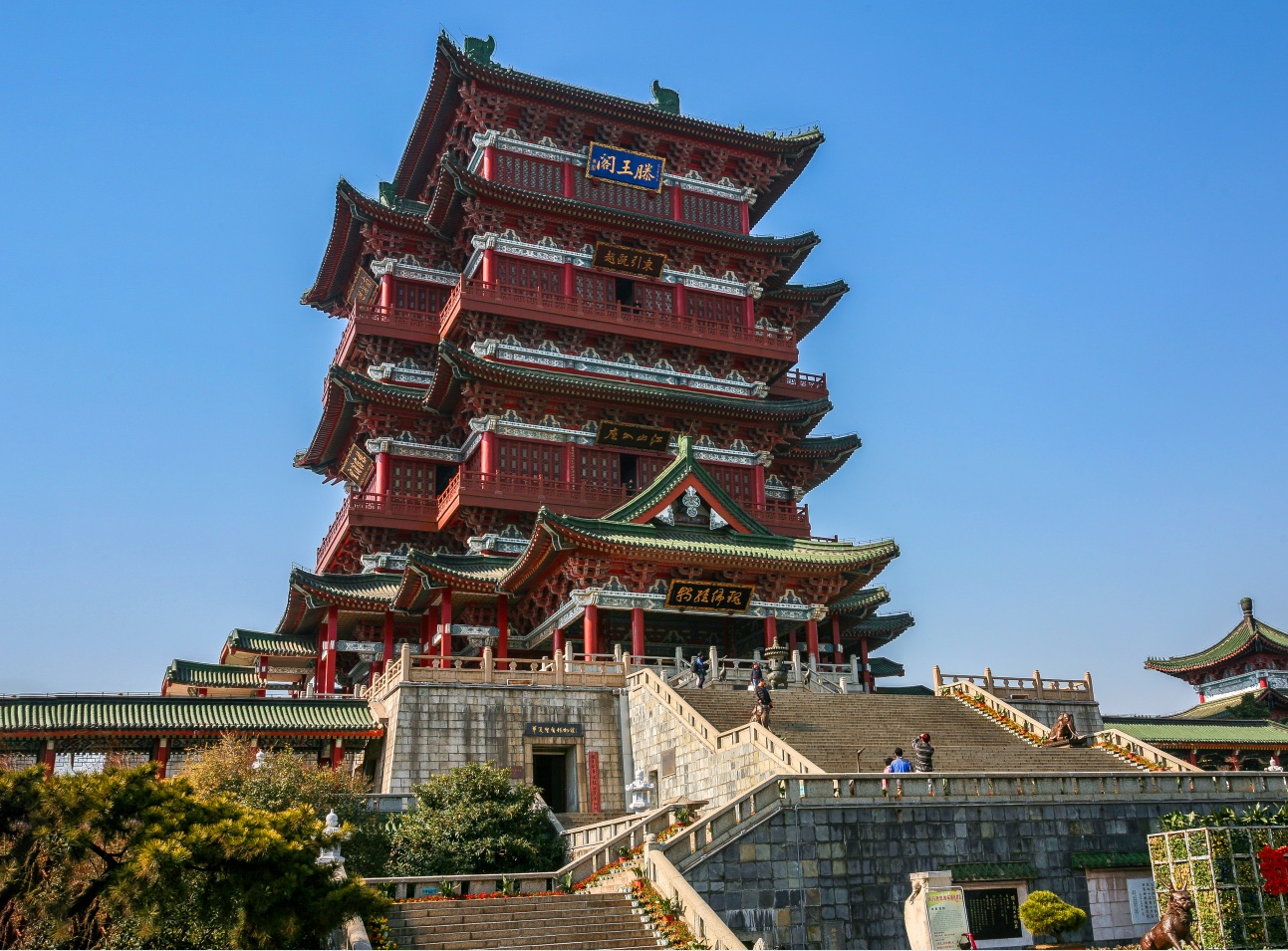 是一颗镶嵌在美丽赣江之畔的璀璨明珠,也是南昌的地标