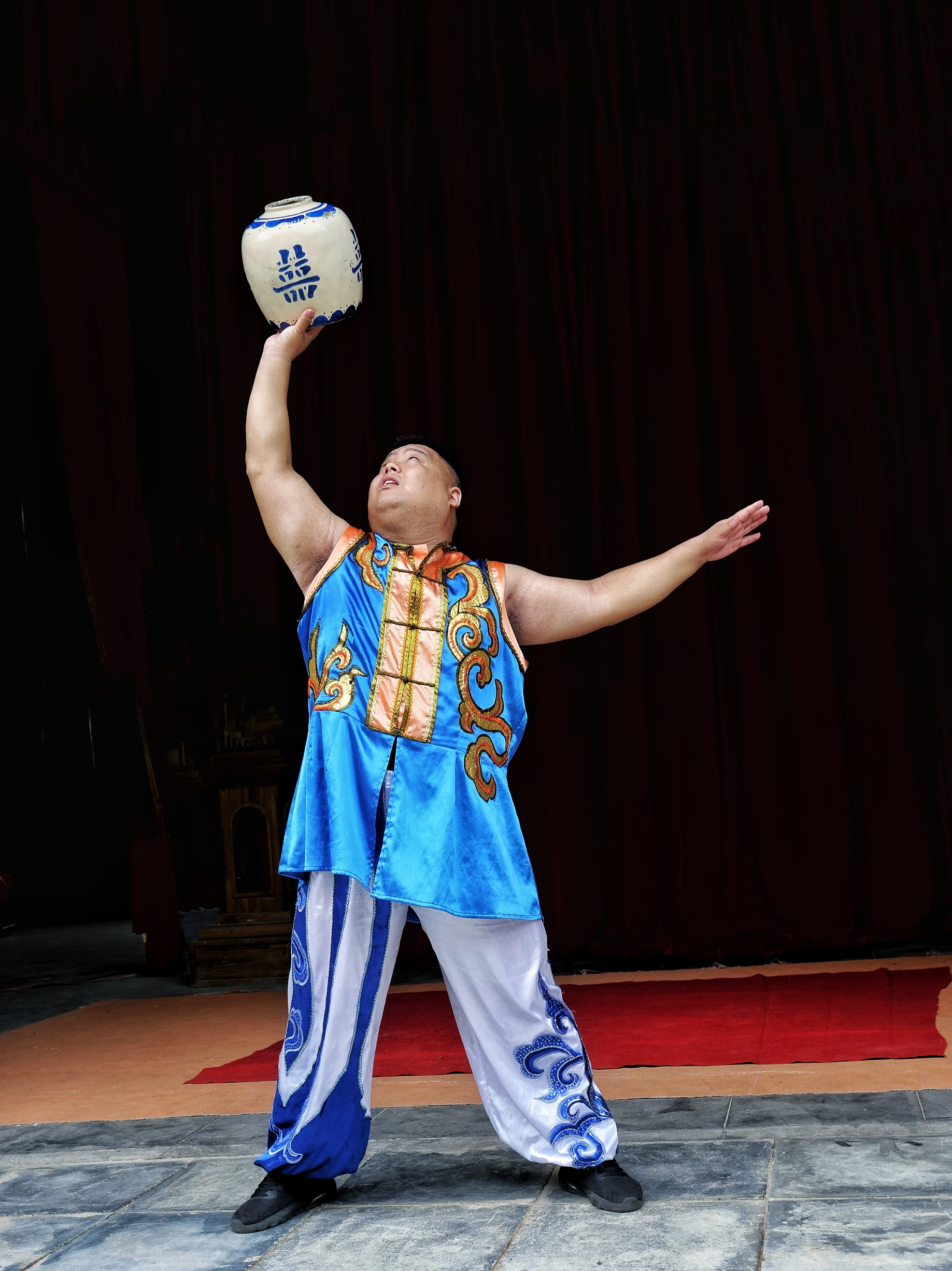 浙江湖州行杂技观赏1顶缸