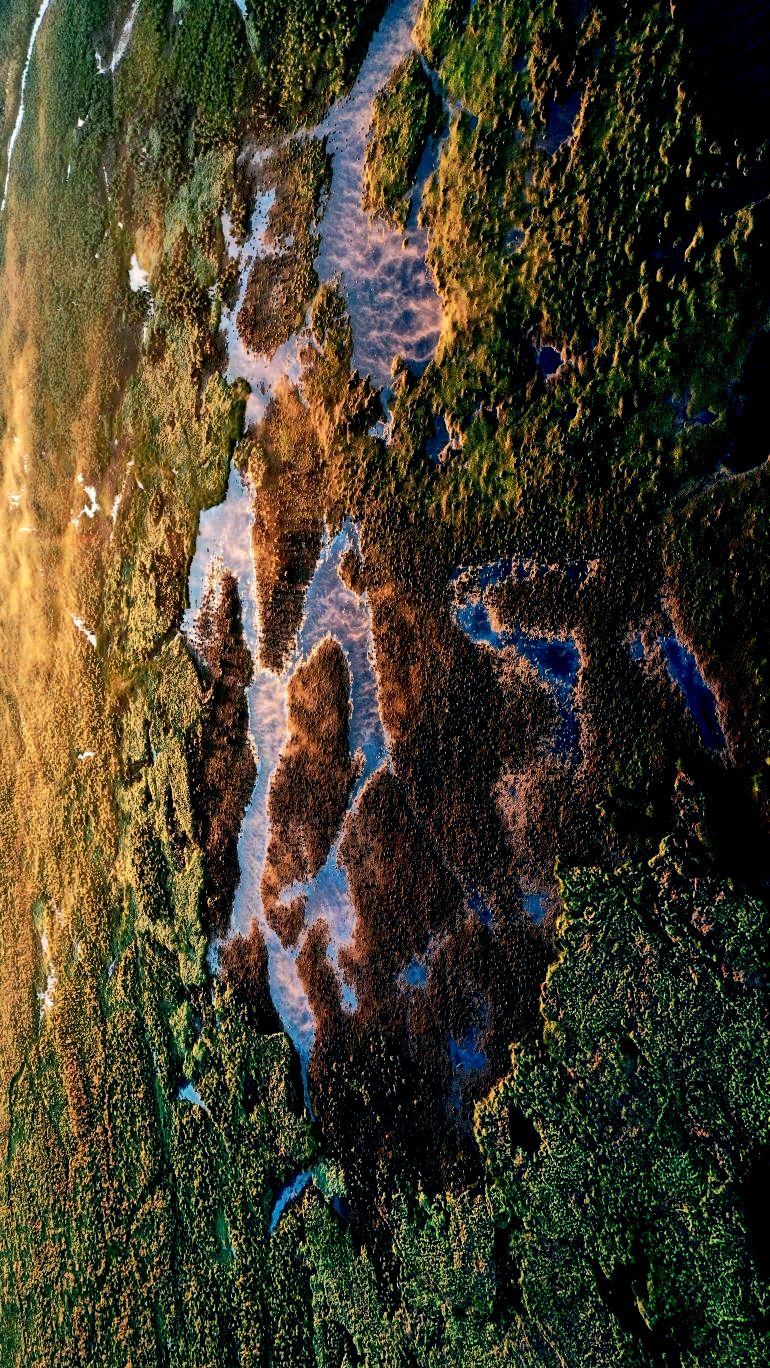 由湖南航空公司驻五大连池风景区旅游直升机机长特邀登机航拍五大连池