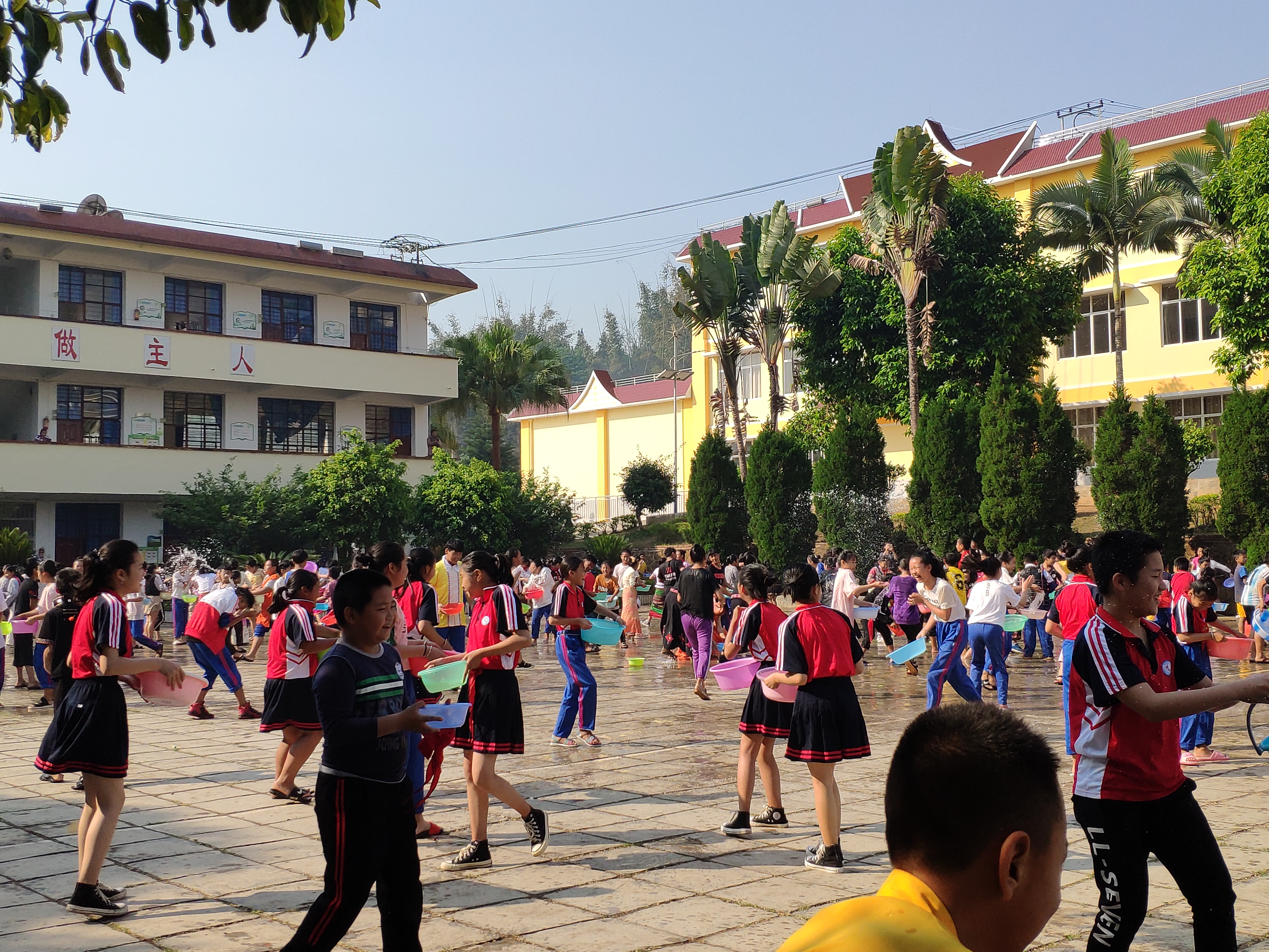 "泼起吉祥水,舞动七彩伞"勐海县民族小学庆祝傣历新年活动