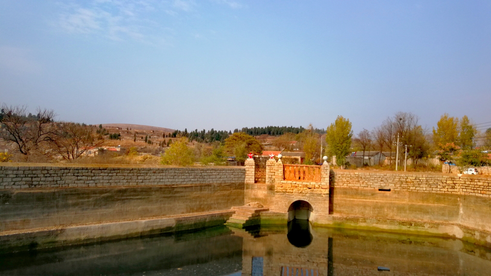 根据历资料记载,二奇楼村是红色革命根据地,泰安县委,肥城市委均曾在