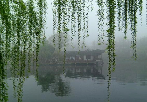 此刻,山峦隐约着淡淡的青黛;河水或平静地映着天光云影,或溅起澄碧的